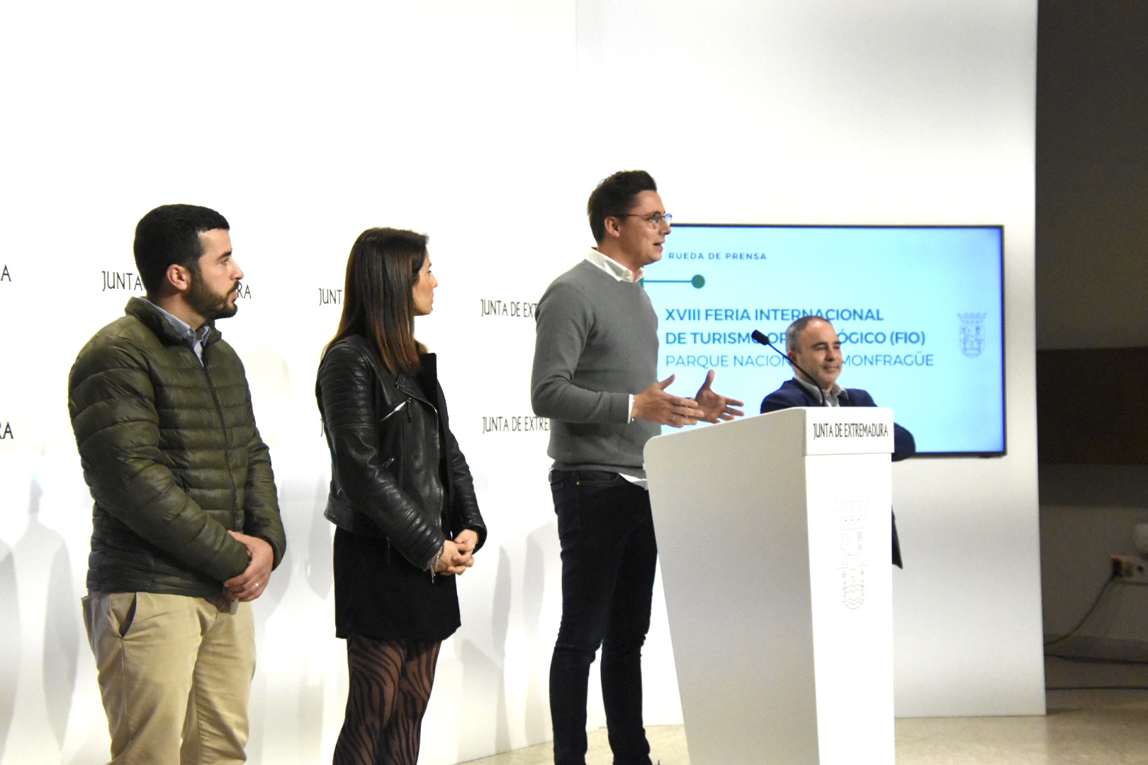 Foto de la consejera de Cultura, Turismo y Deportes junto a otras autoridades en la presentación del FIO