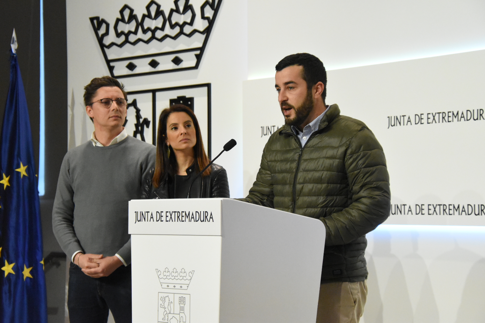 Foto del concejal de Turismo de Serradilla junto a otras autoridades en la presentación del FIO