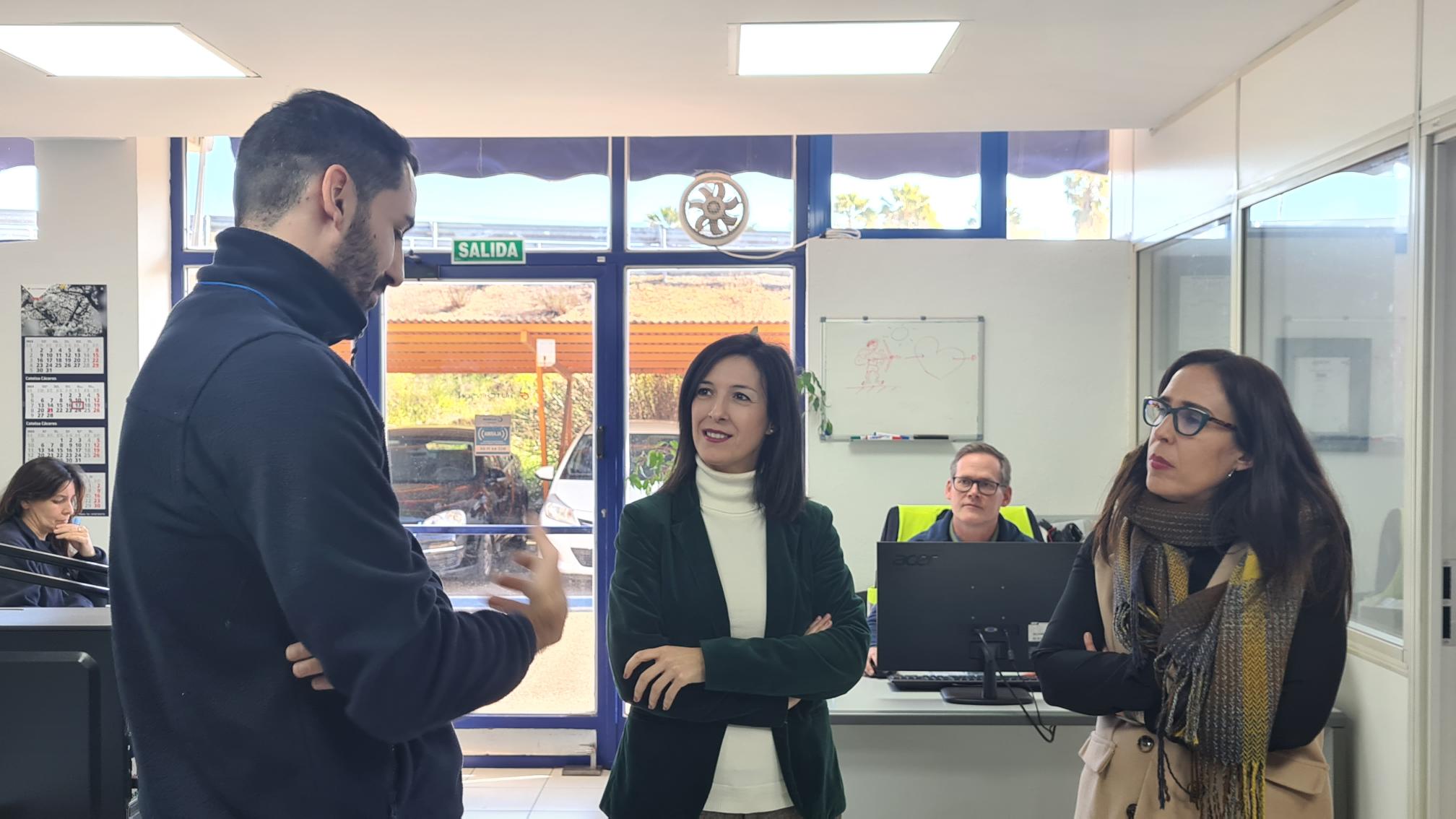 Foto de la consejera de Educación y Empleo durante la visita