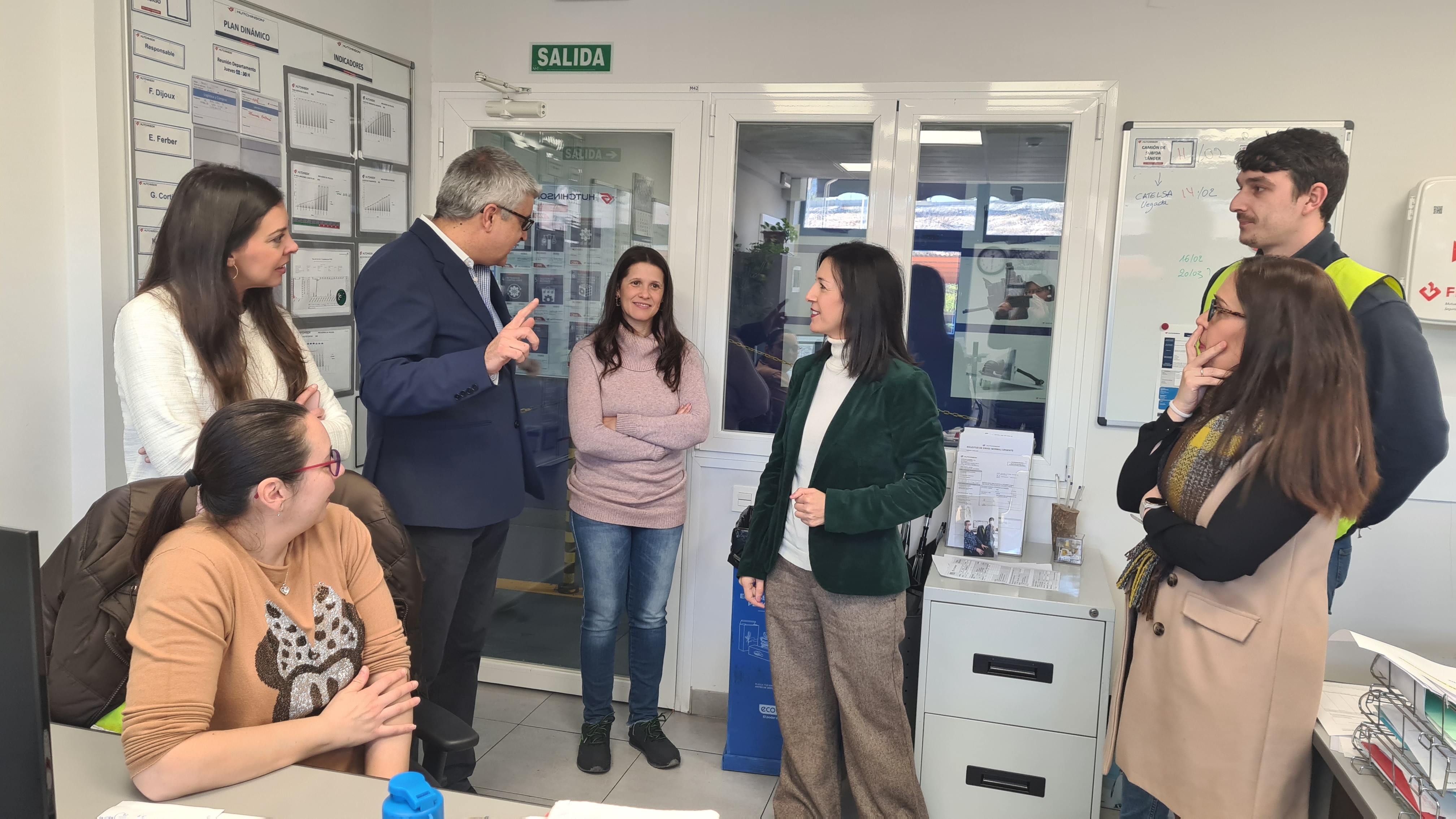 Foto de la consejera de Educación y Empleo durante la visita