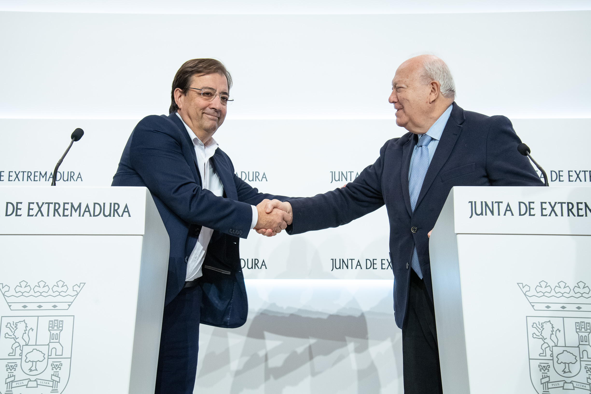 Apretón de manos entre Guillermo Fernández Vara y Miguel Angel Moratinos