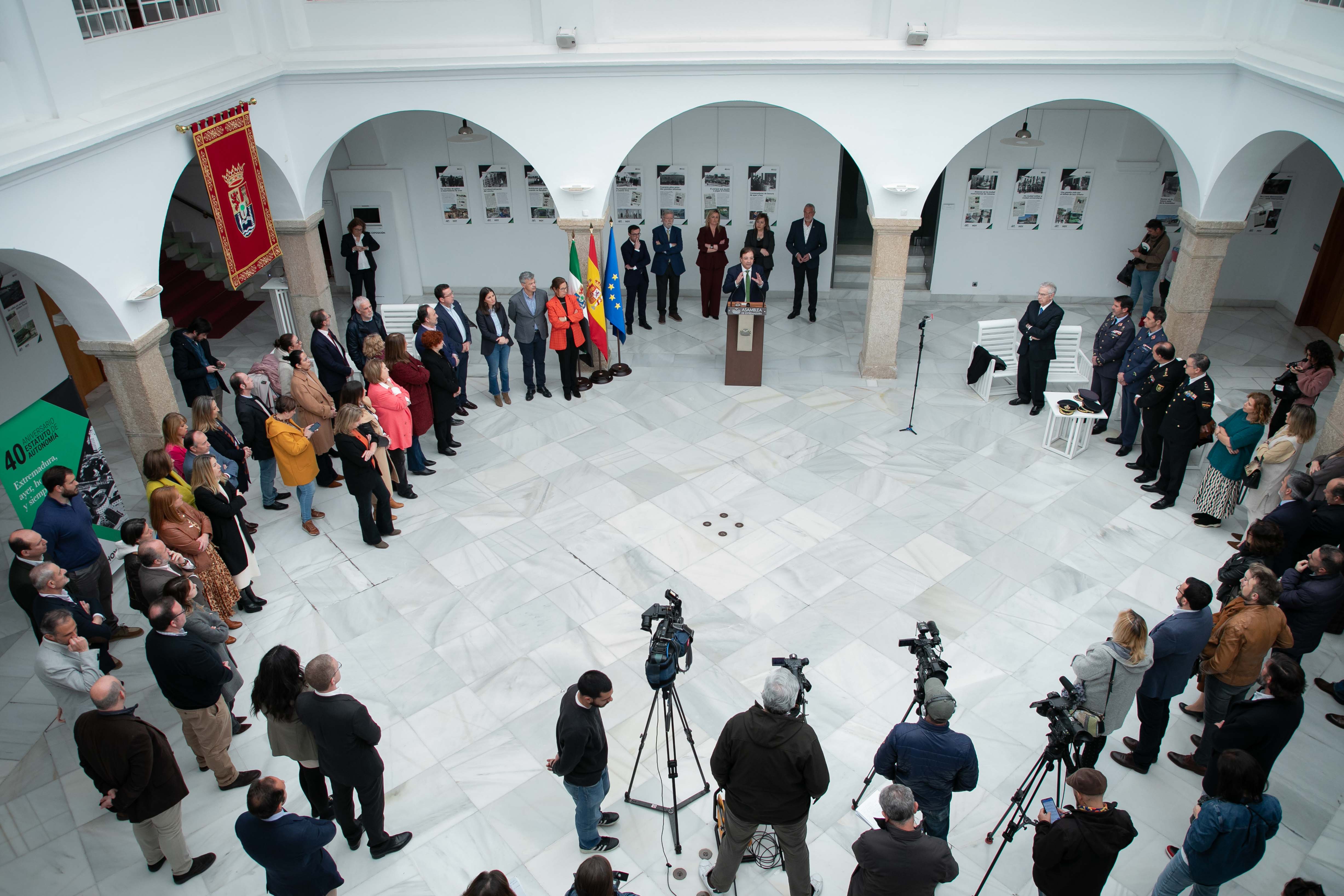 inauguración de la exposición del Diario Hoy  40 aniversario del Estatuto de Autonomía 8