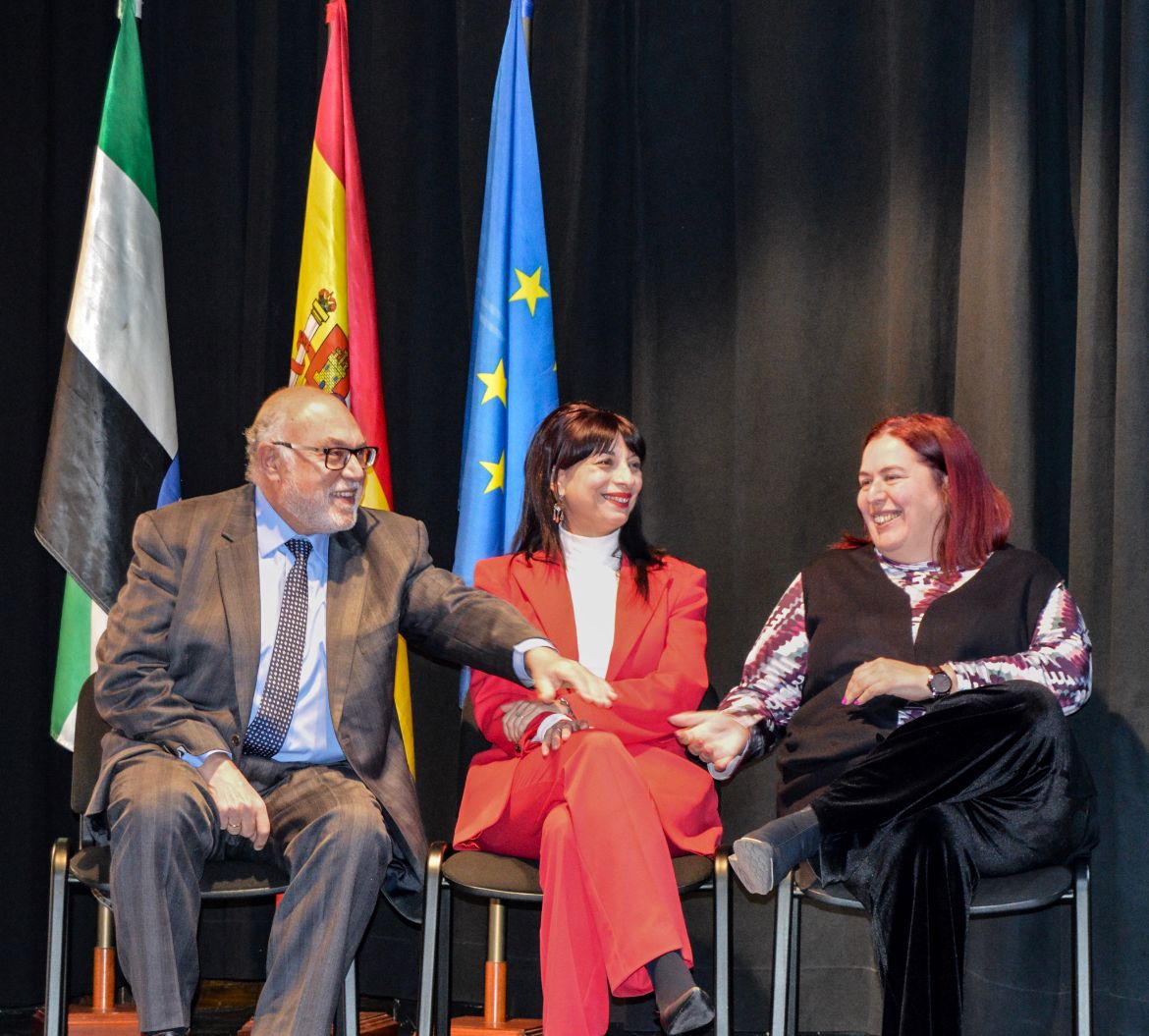 Foto de la consejera de Agricultura junto a otras autoridades