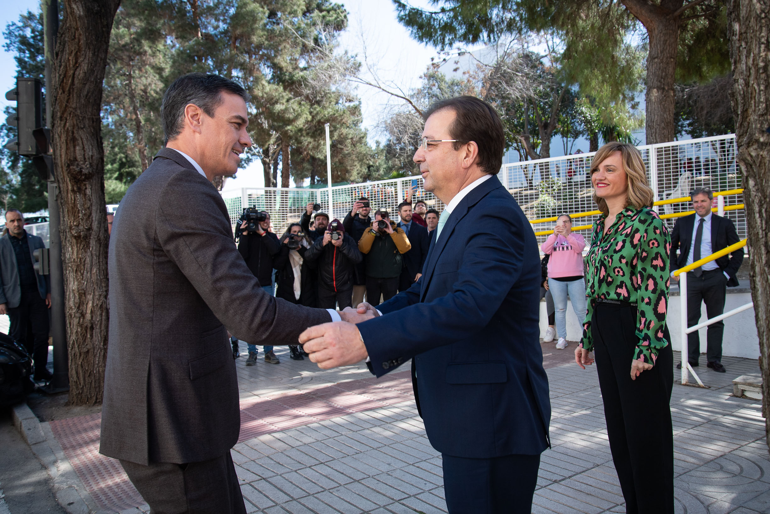 El presidente Fernández Vara saluda al presidente del Gobierno, Pedro Sánchez