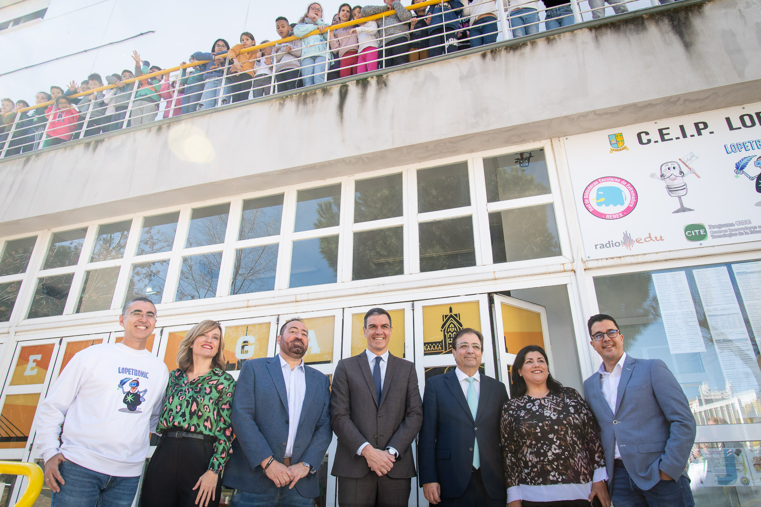 Foto de grupo a la salida del CEIP Lope de Vega de Badajoz