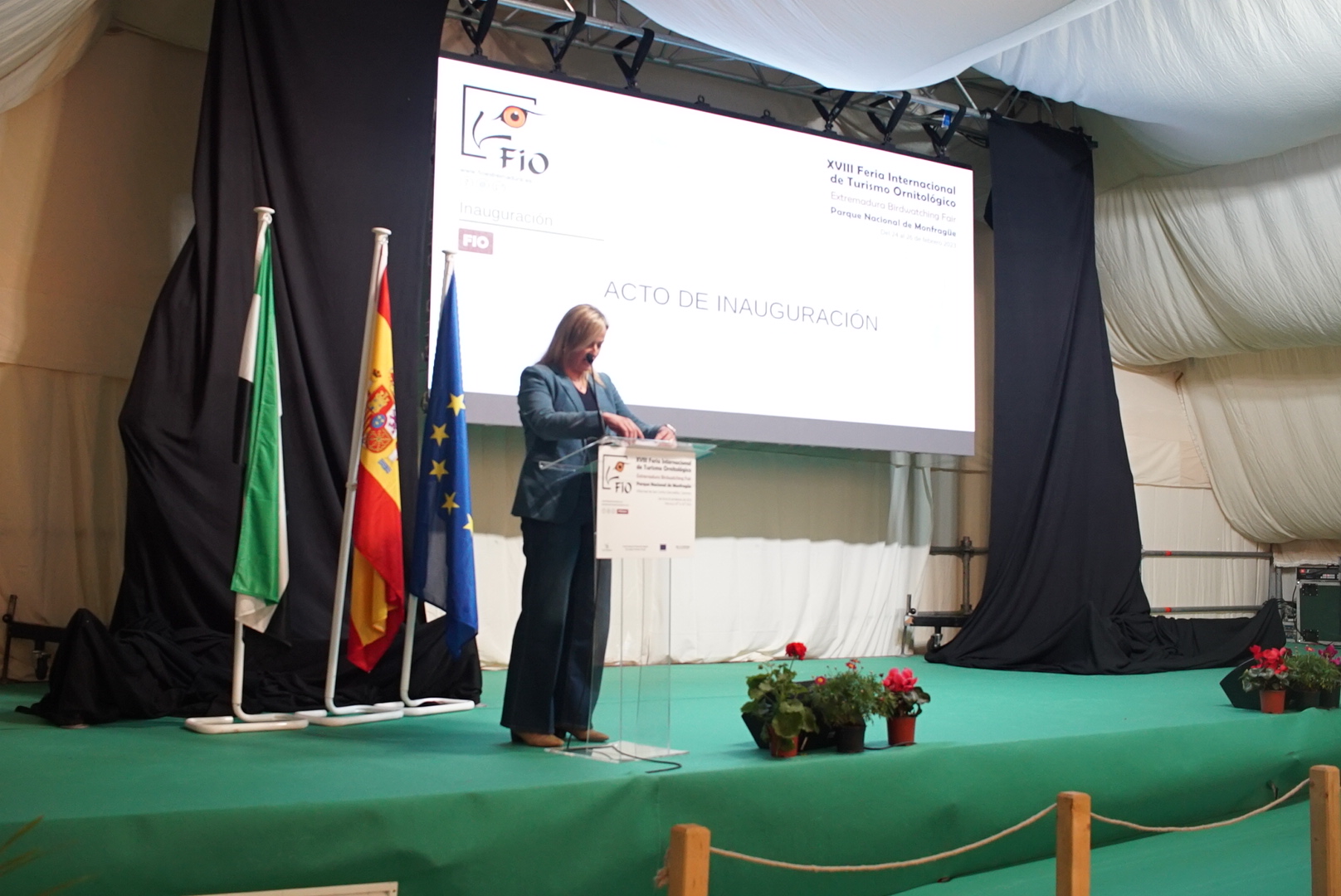 Foto de la presidenta de la Asamblea de Extremadura en la inauguración de FIO