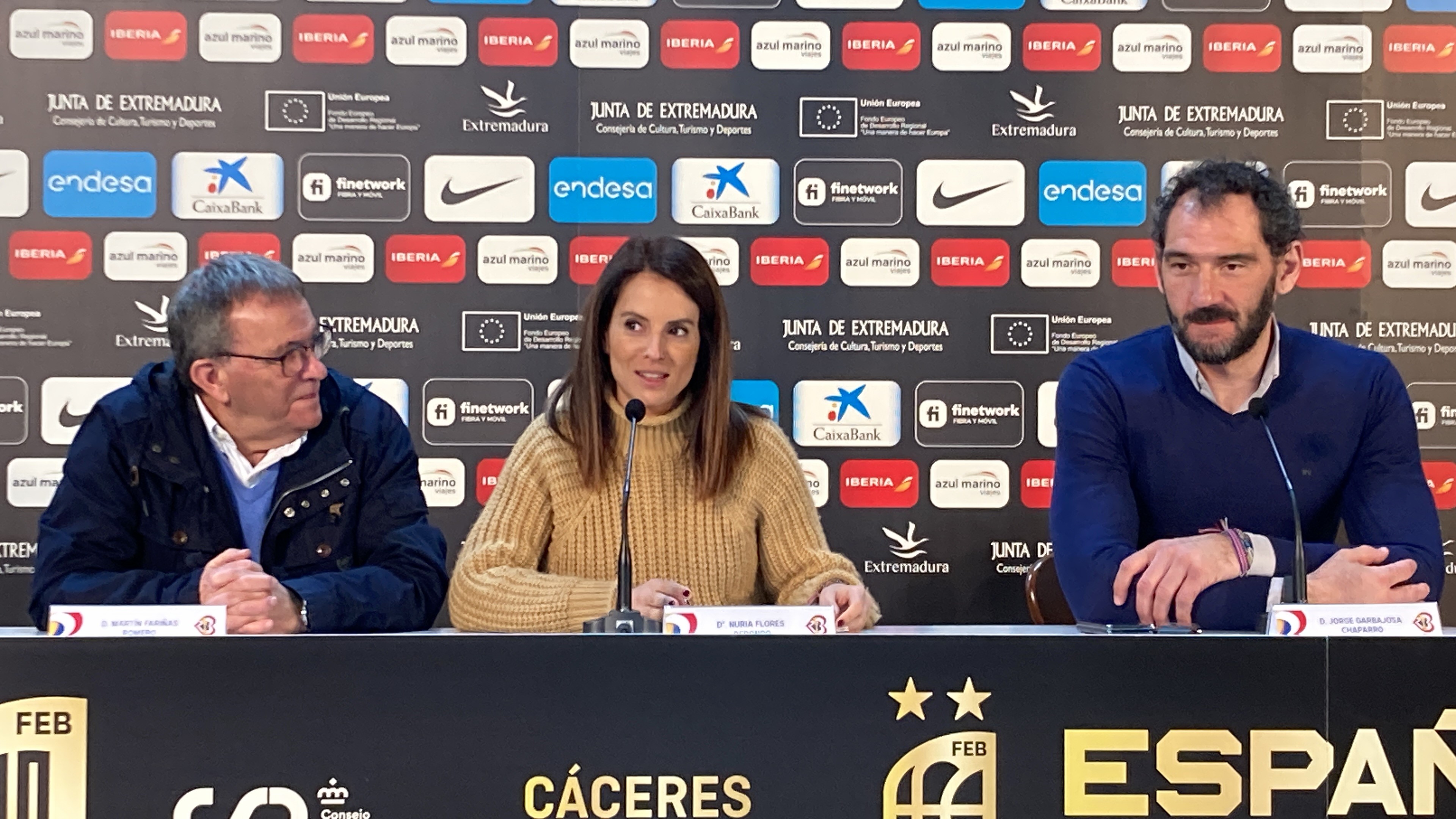 Nuria Flores visita el entrenamiento de la selección española de baloncesto