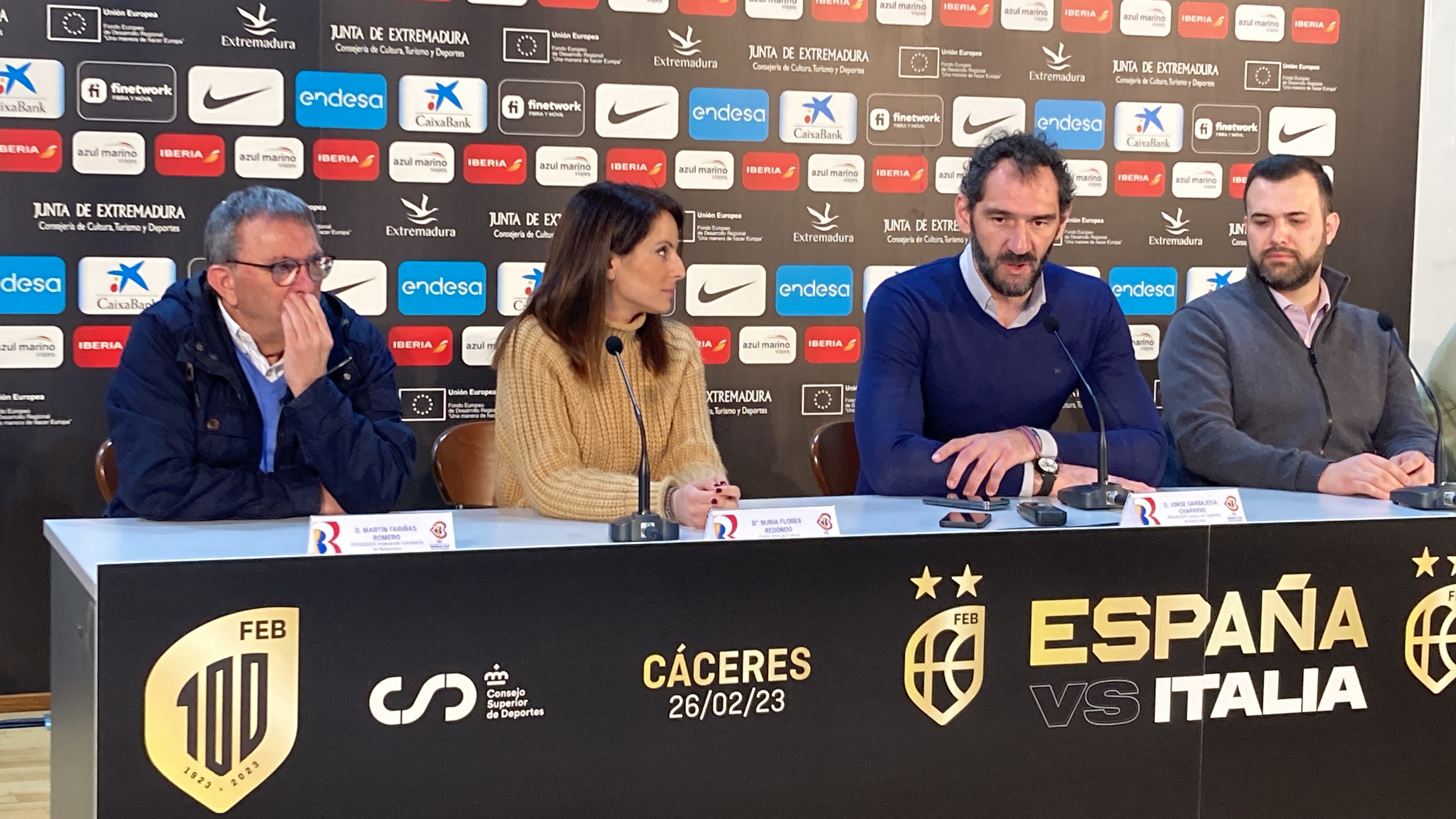 Nuria Flores visita el entrenamiento de la selección española de baloncesto