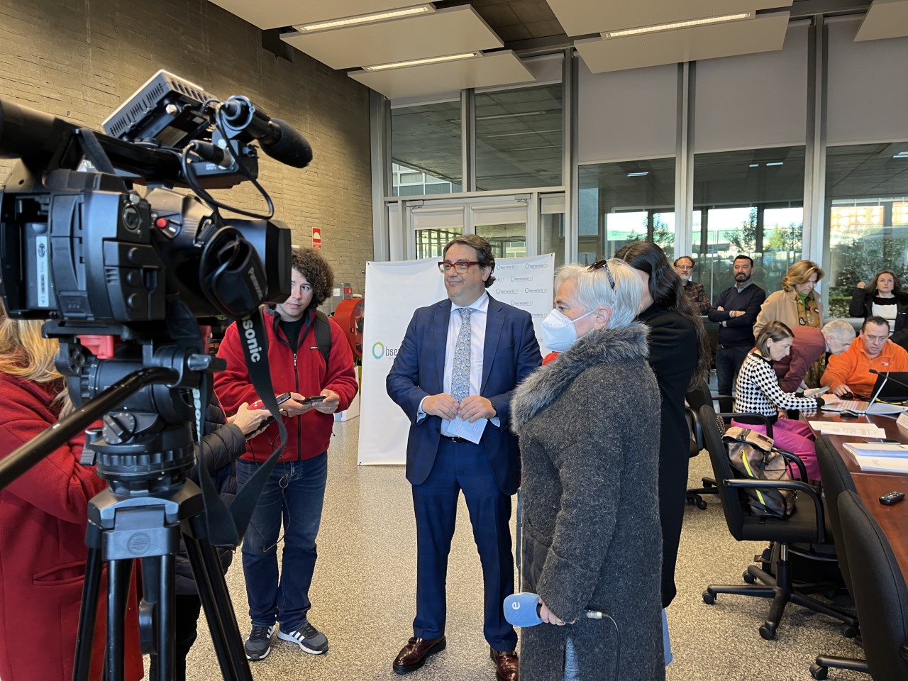 Foro del consejero de Sanidad y Servicios Sociales atendiendo a los medios de comunicación antes del pleno del Observatorio de las Familias y la Infancia de Extremadura (FIEX)