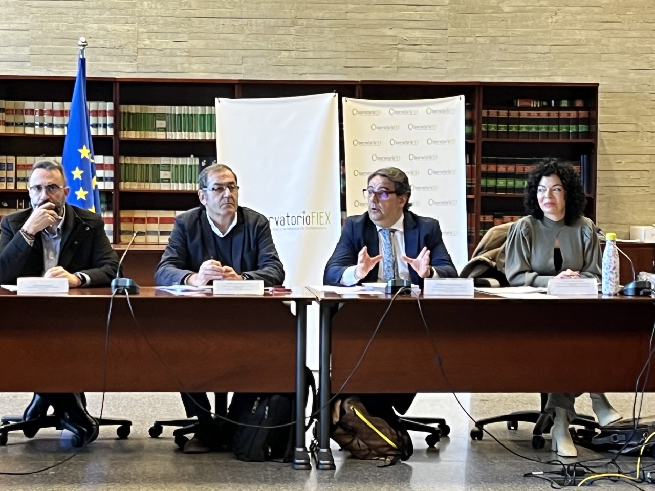 Foto del consejero de Sanidad y Servicios Sociales durante el pleno del Observatorio de las Familias y la Infancia de Extremadura (FIEX)