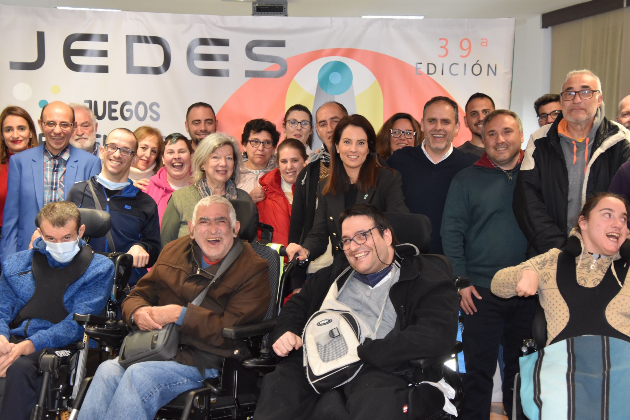 Foto de la consejera de Cultura, Turismo y Deportes junto a participantes de los JEDES