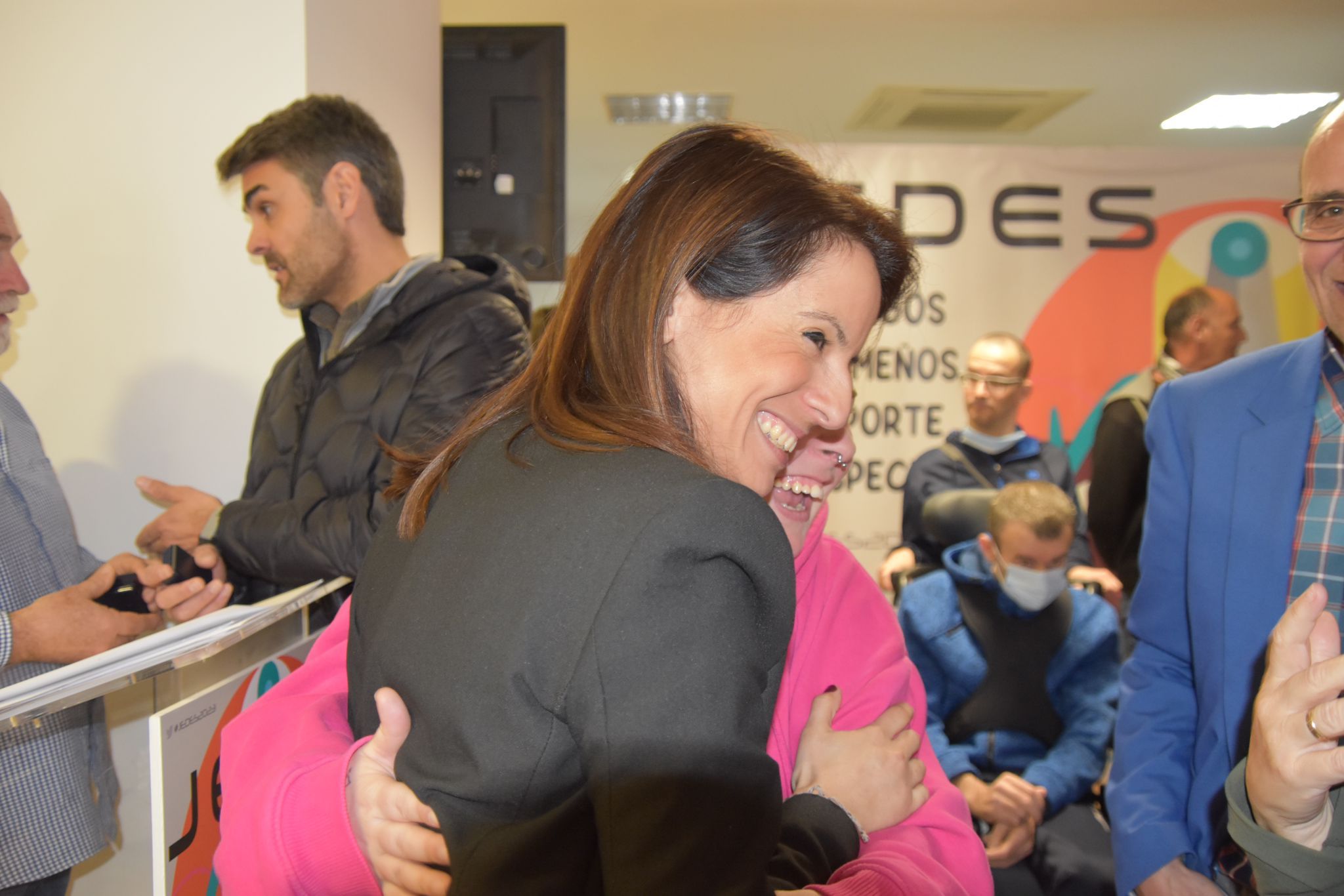 Foto de la consejera de Cultura, Turismo y Deportes abrazando a una participante de los JEDES
