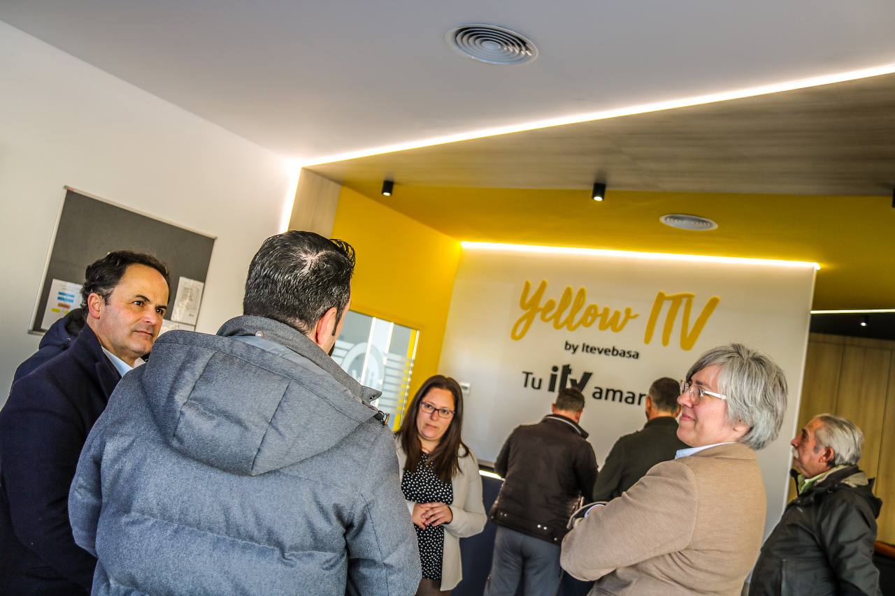 Foto de la consejera de Movilidad, Transporte y Vivienda durante su visita a la ITV de Montijo