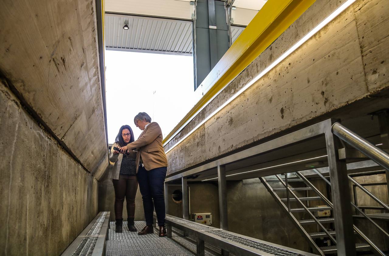 Foto de la consejera de Movilidad, Transporte y Vivienda durante su visita a la ITV de Montijo