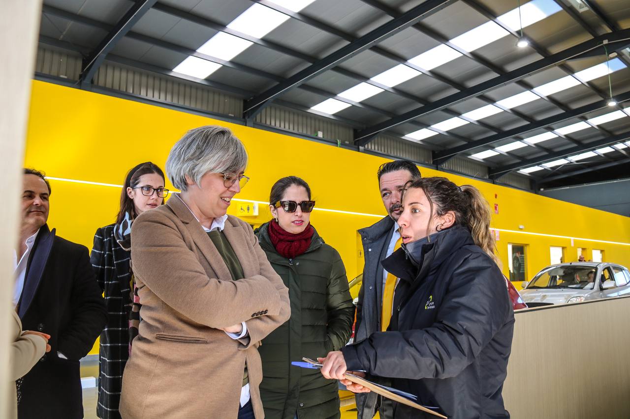 Foto de la consejera de Movilidad, Transporte y Vivienda durante su visita a la ITV de Montijo