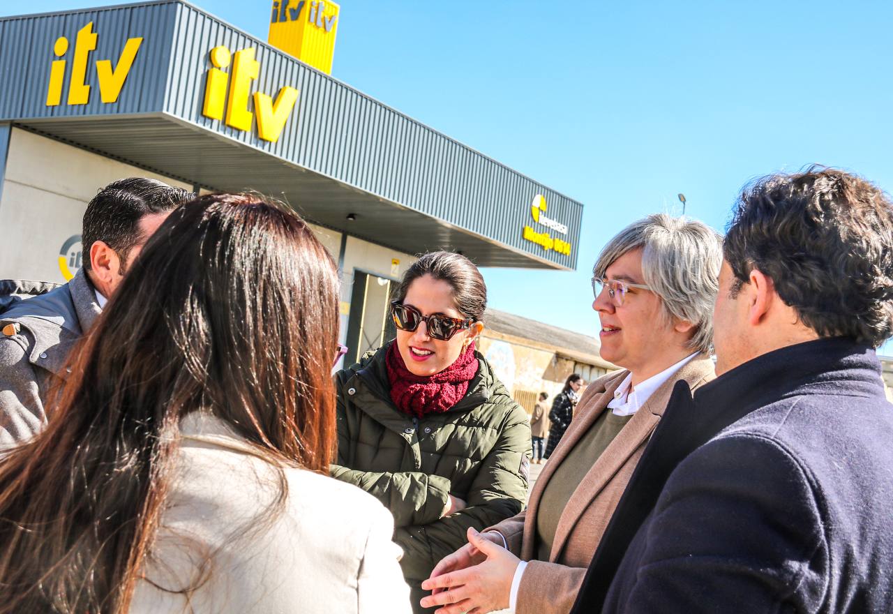 Foto de la consejera de Movilidad, Transporte y Vivienda durante su visita a la ITV de Montijo