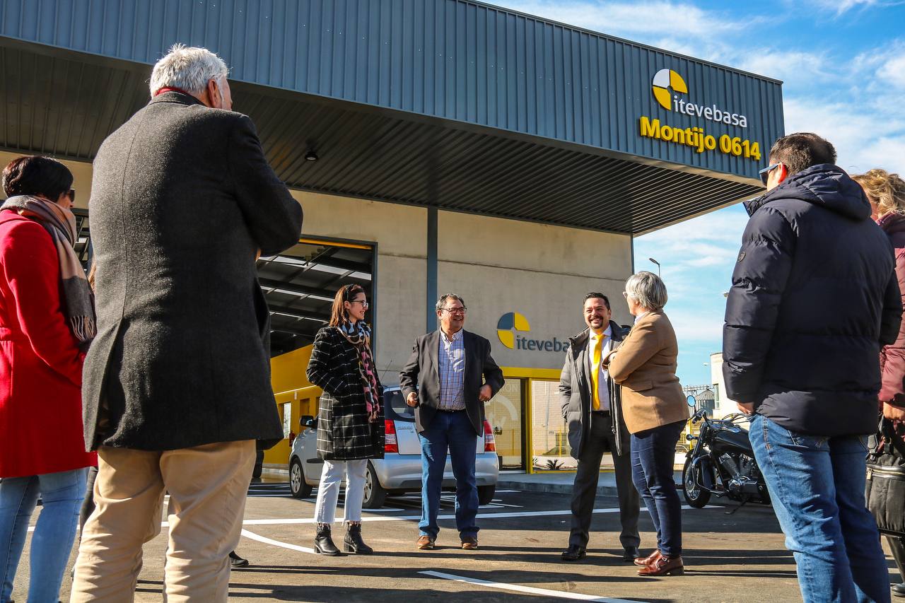 Foto de la consejera de Movilidad, Transporte y Vivienda durante su visita a la ITV de Montijo