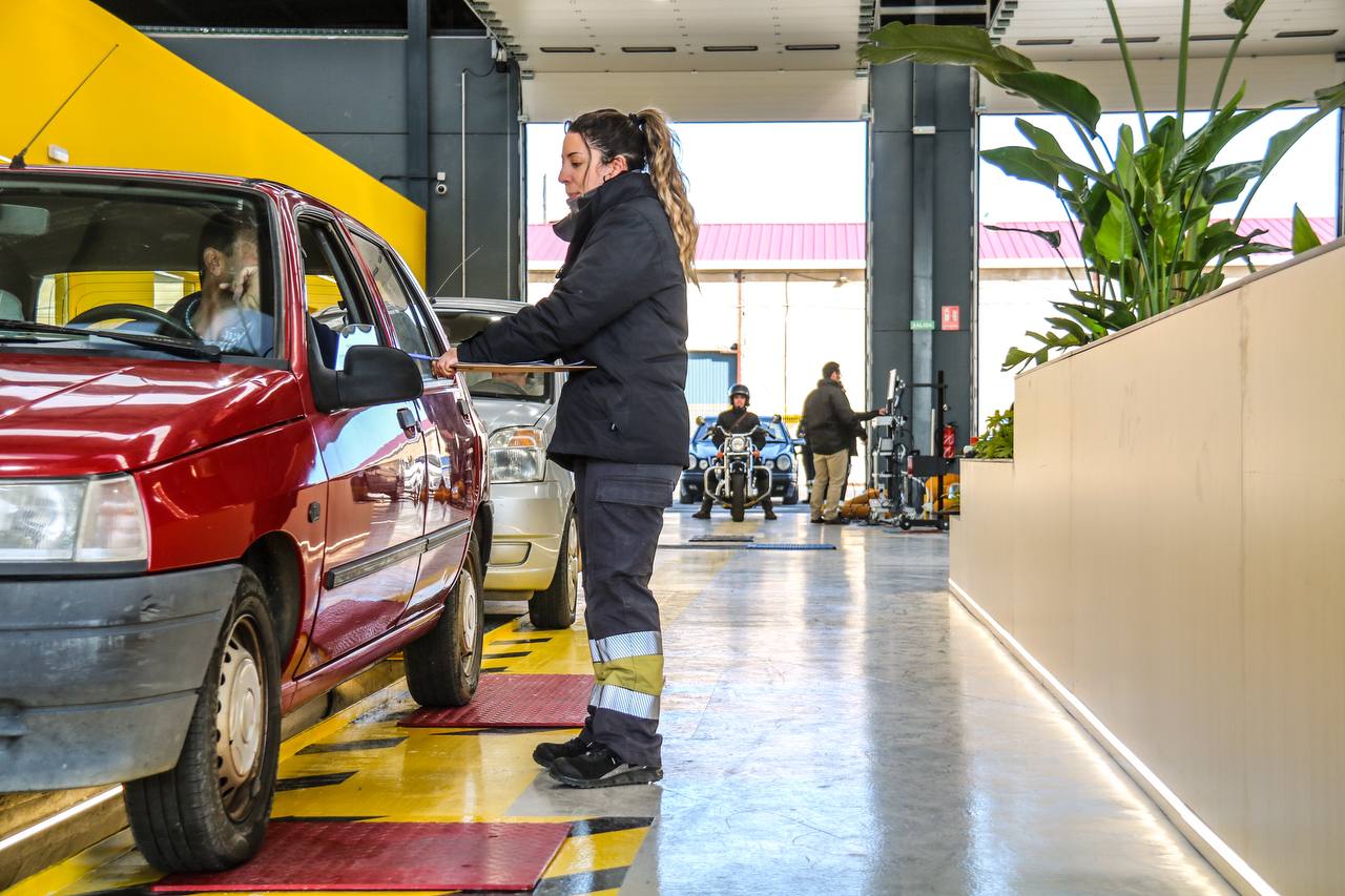 Foto de la consejera de Movilidad, Transporte y Vivienda durante su visita a la ITV de Montijo