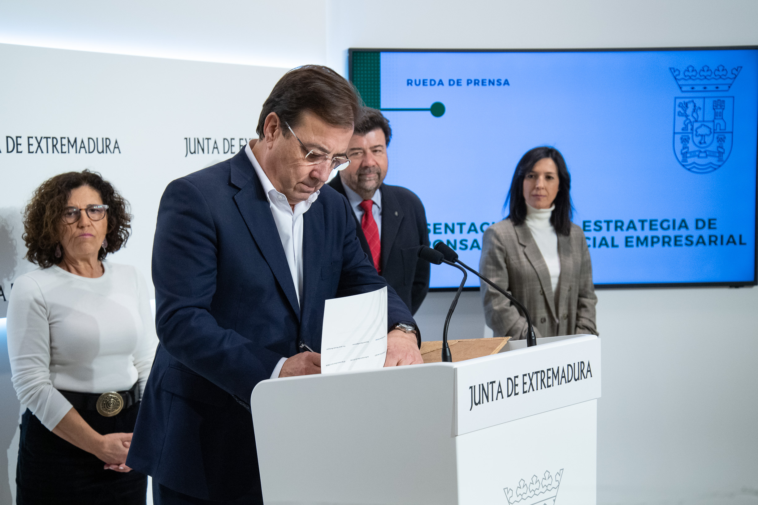 Foto del presidente de la Junta de Extremadura durante la firma de la Estrategia Social Empresarial