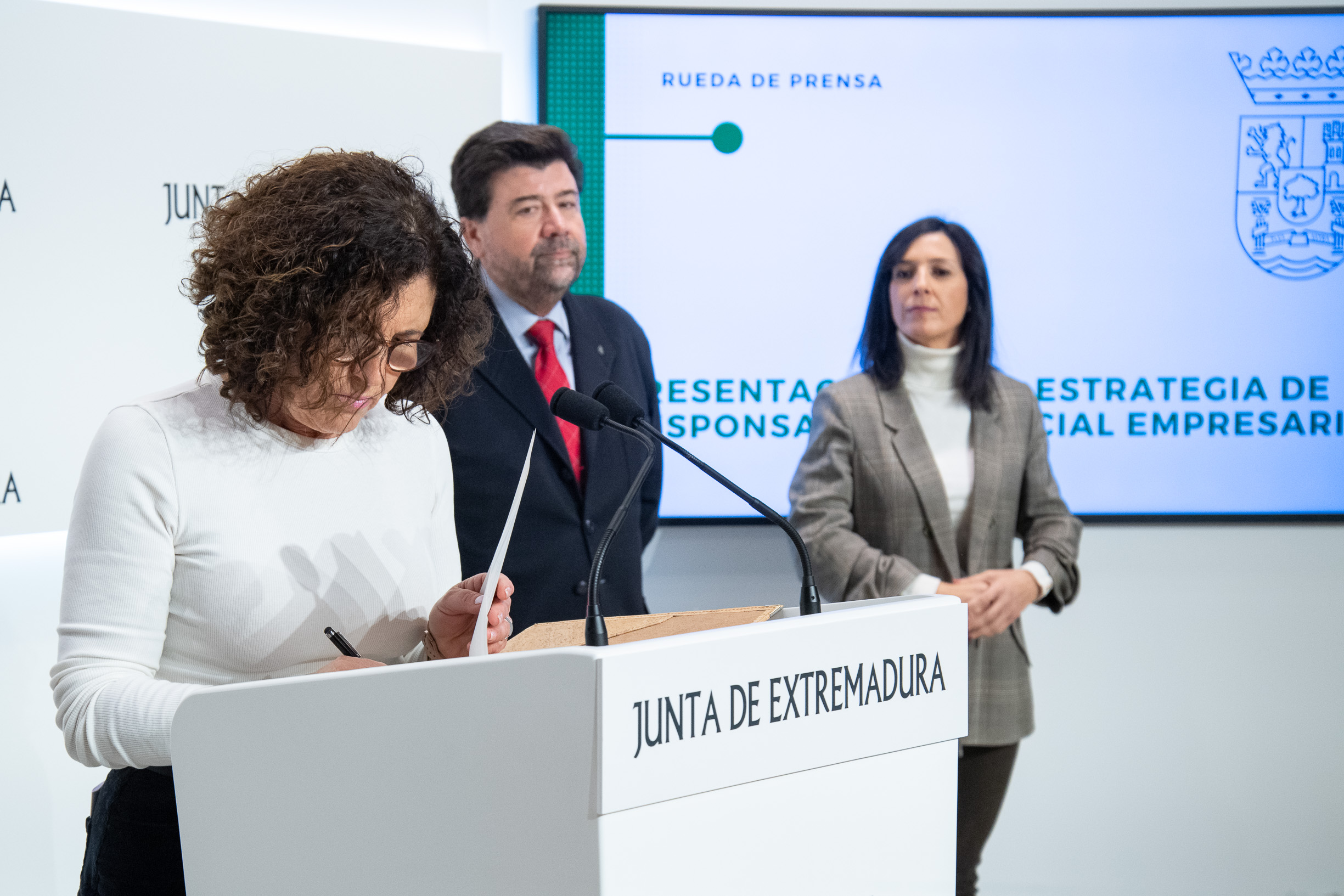 Foto de la secretaria general de UGT Extremadura durante la firma de la Estrategia de Responsabilidad Empresarial de Extremadura 