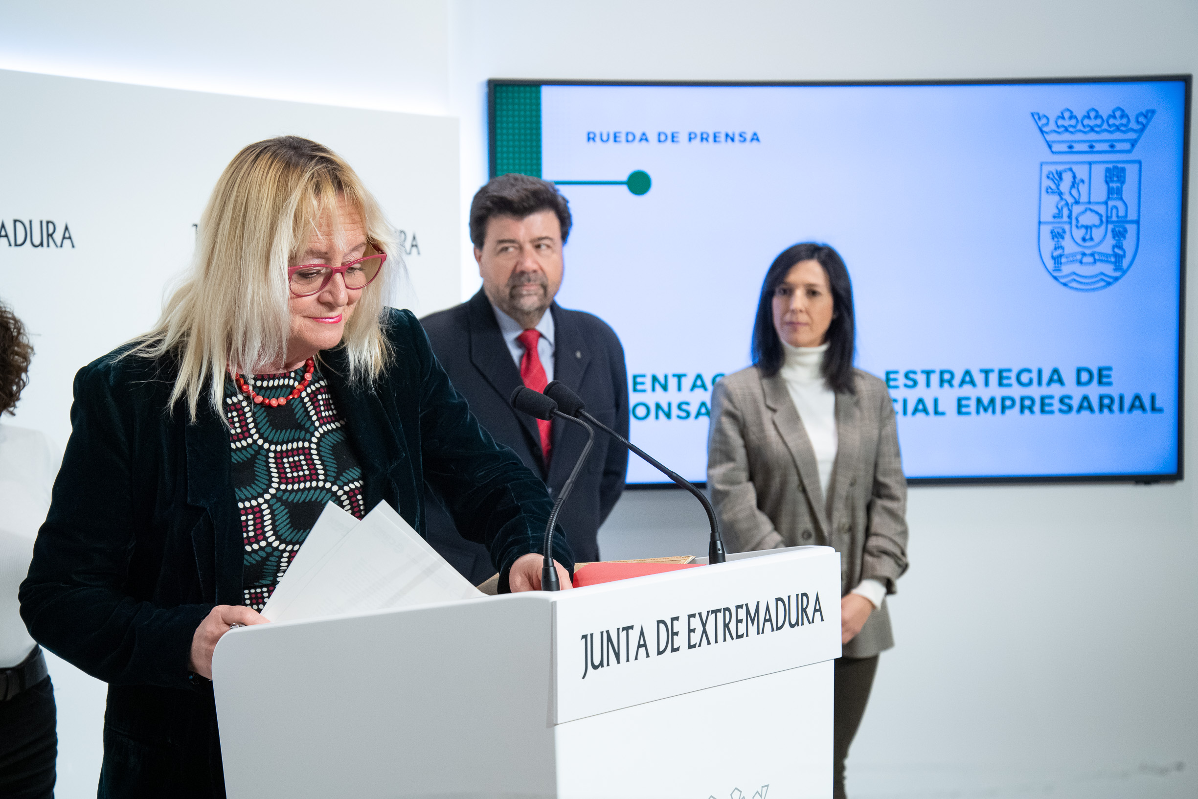 Foto de la secretaria general de CC.OO de Extremadura durante la firma de la Estrategia de Responsabilidad Empresarial de Extremadura 
