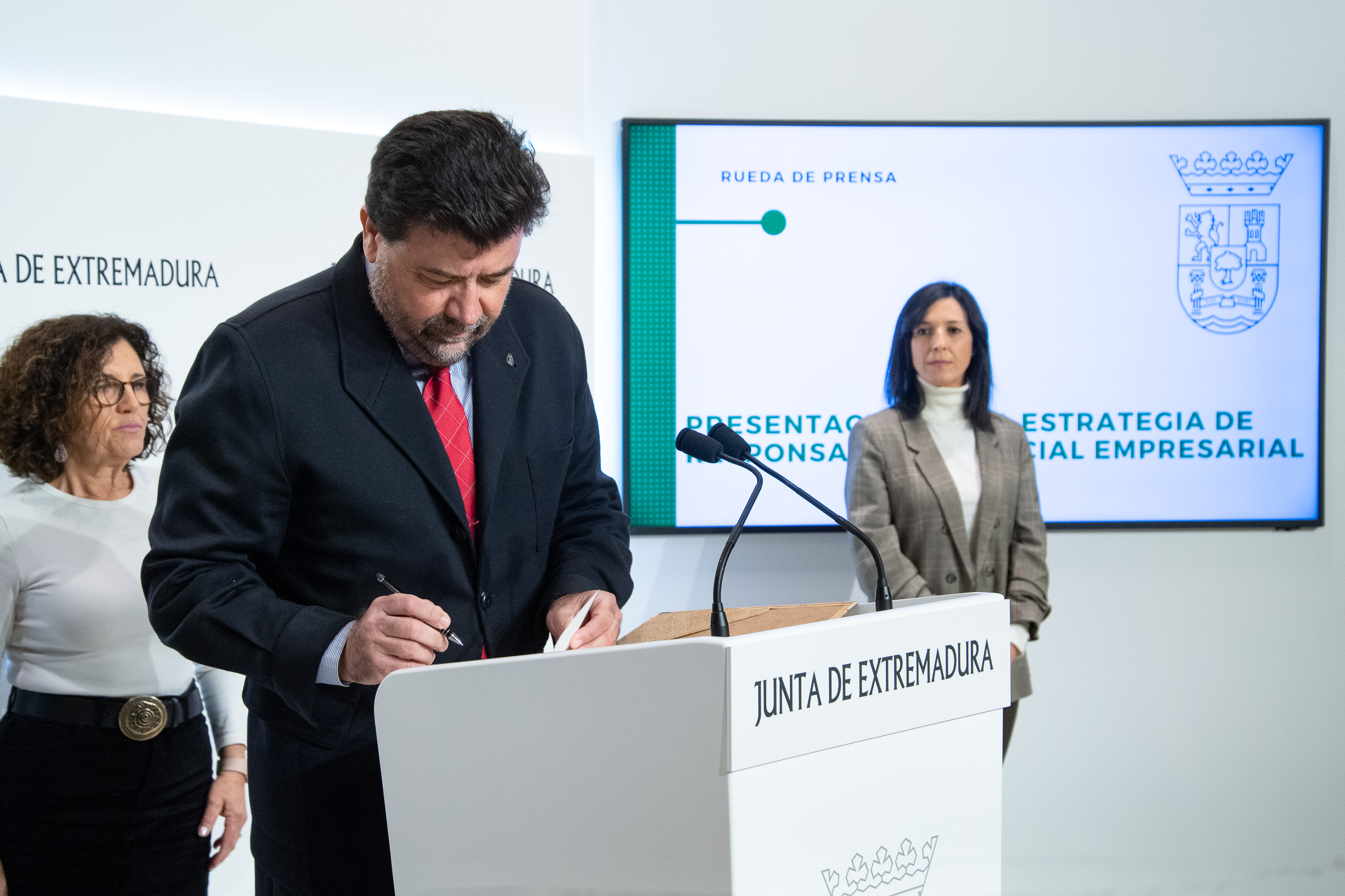 Foto del secretario general de la CREEX durante la firma de la Estrategia de Responsabilidad Empresarial de Extremadura 