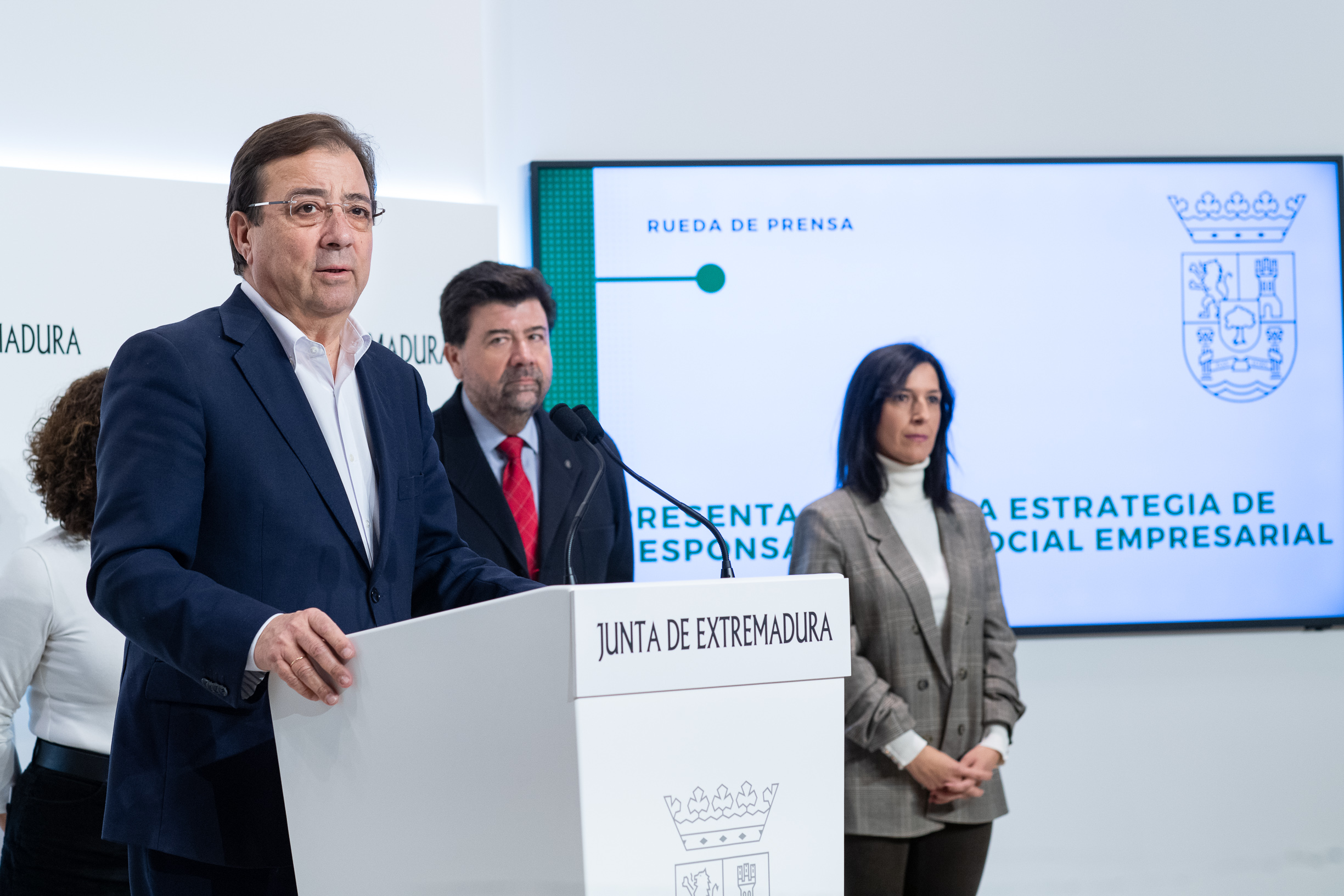 Foto del presidente de la Junta de Extremadura durante la firma de la Estrategia Social Empresarial