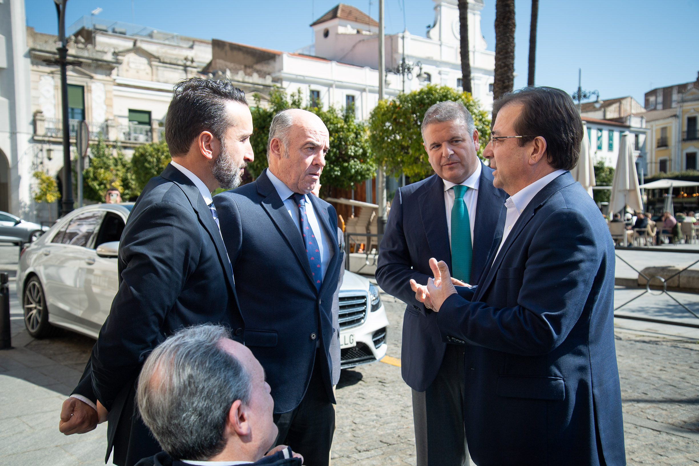 Foto del presidente de la Junta de Extremadura a su llegada a la presentación del libro