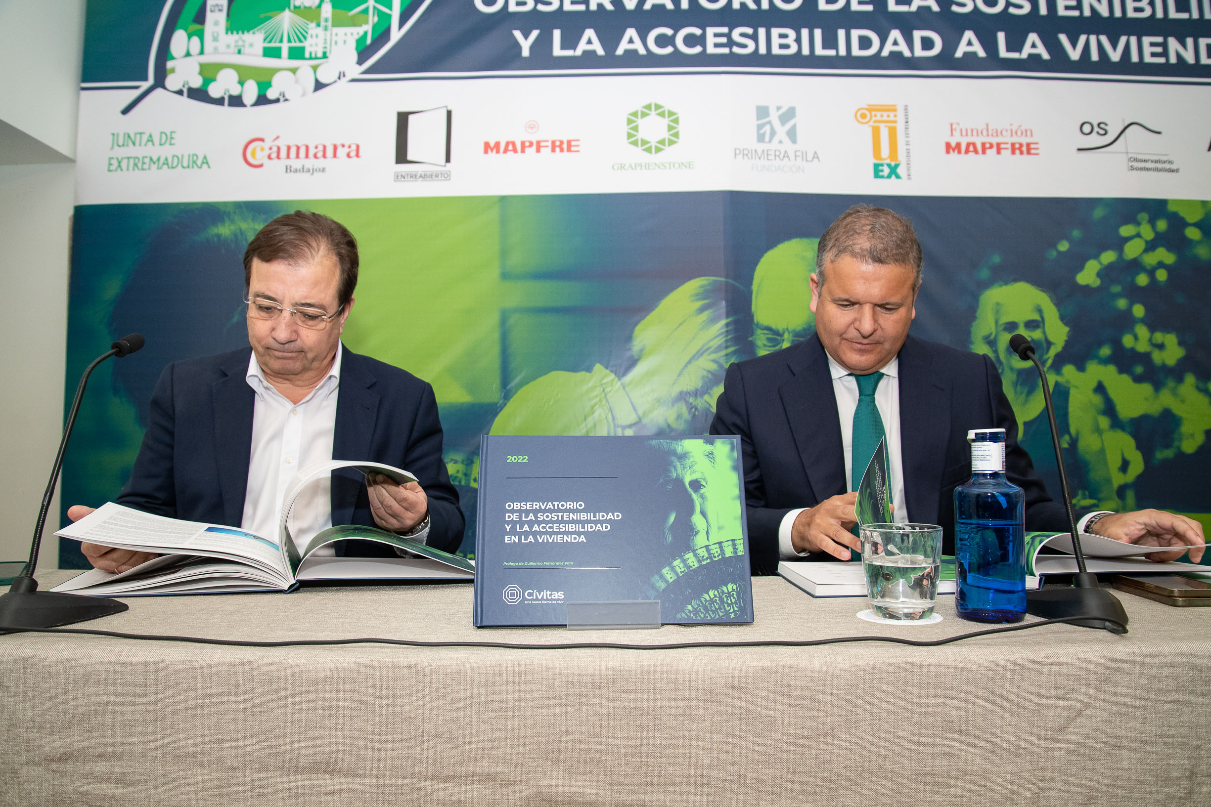 Foto del presidente de la Junta de Extremadura durante la presentación del libro