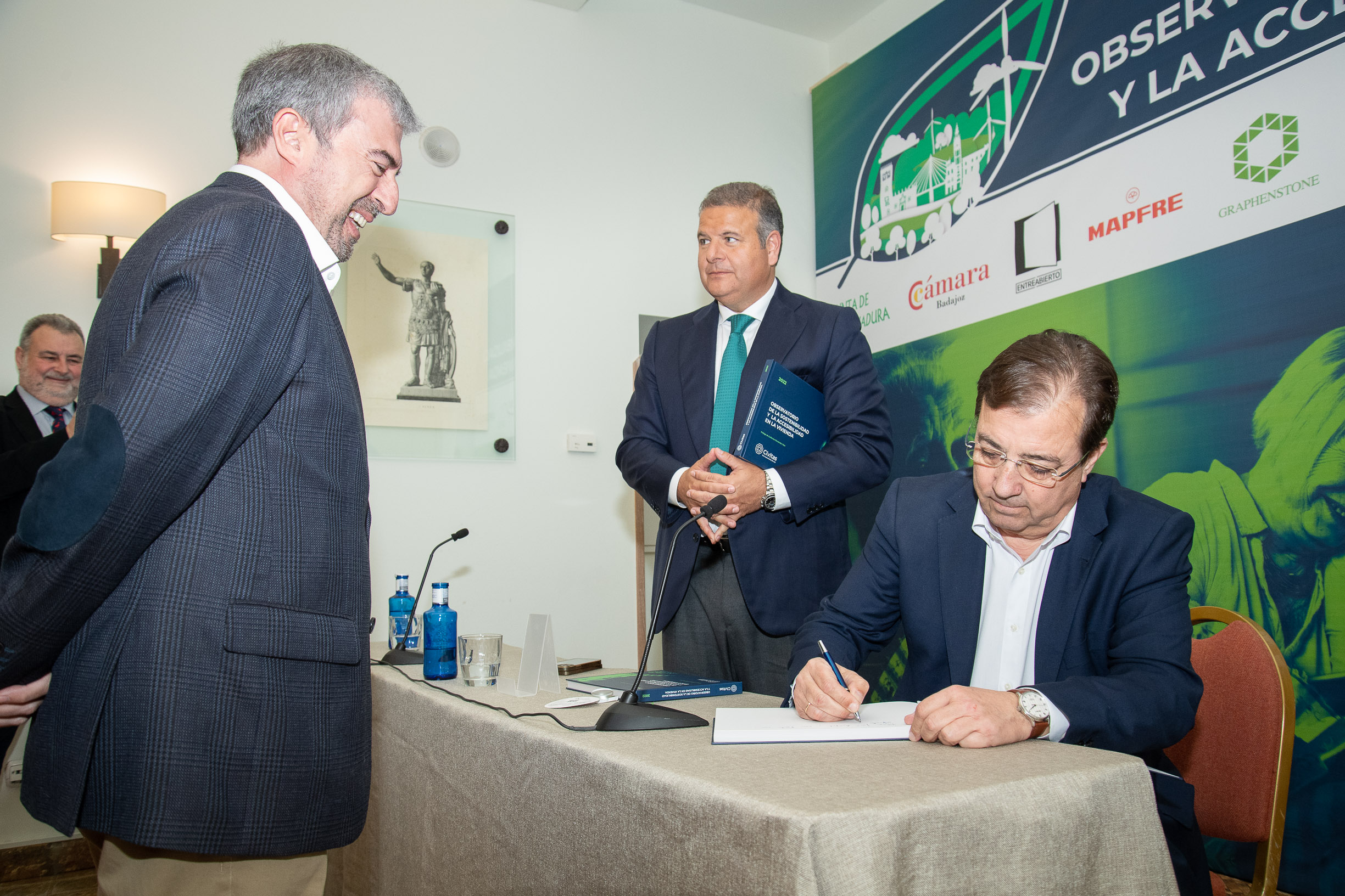 Foto del presidente de la Junta de Extremadura durante la presentación del libro