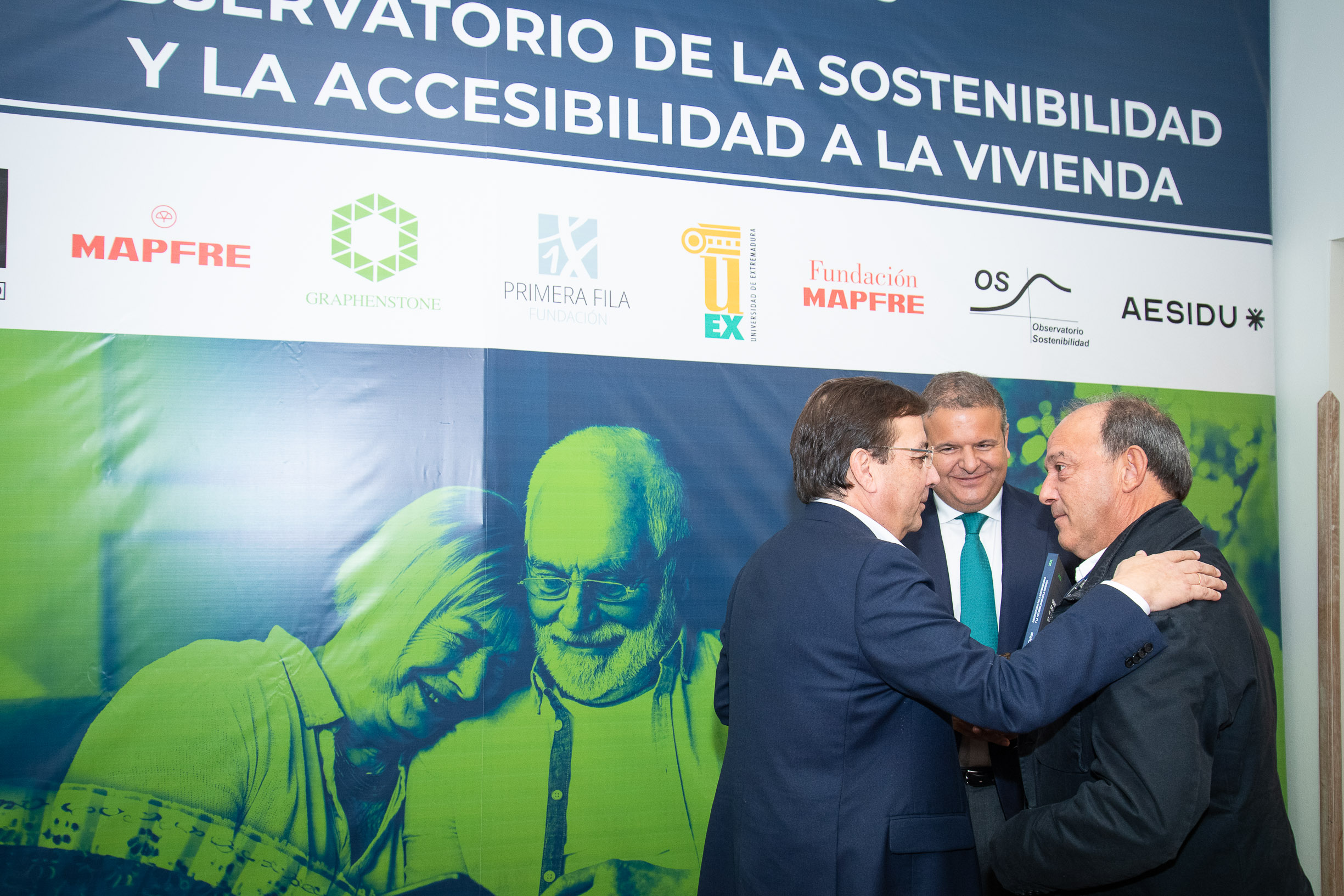 Foto del presidente de la Junta de Extremadura tras la presentación del libro
