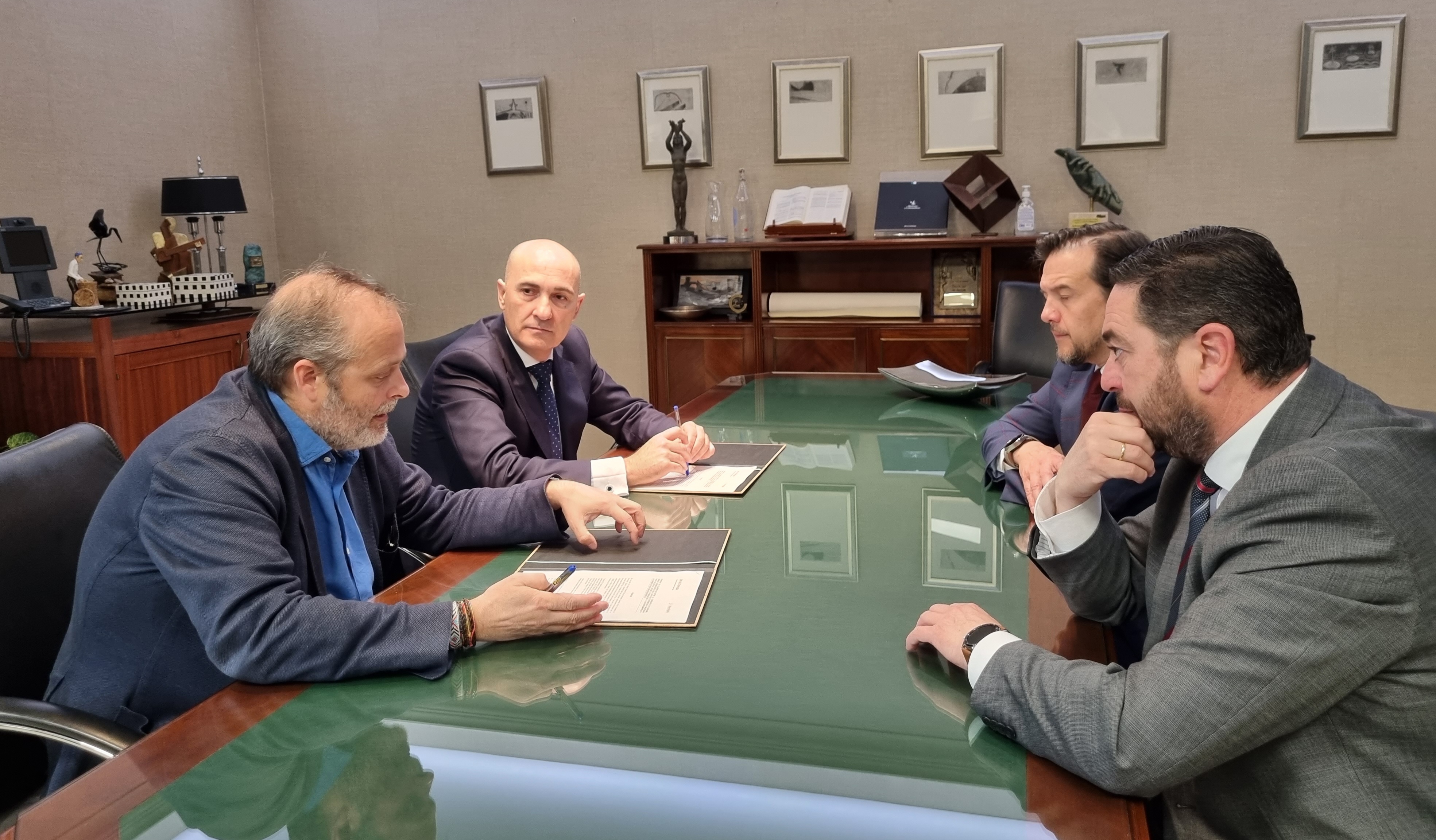 Foto del consejero de Economía, Ciencia y Agenda Digital y otras autoridades en la firma del acuerdo