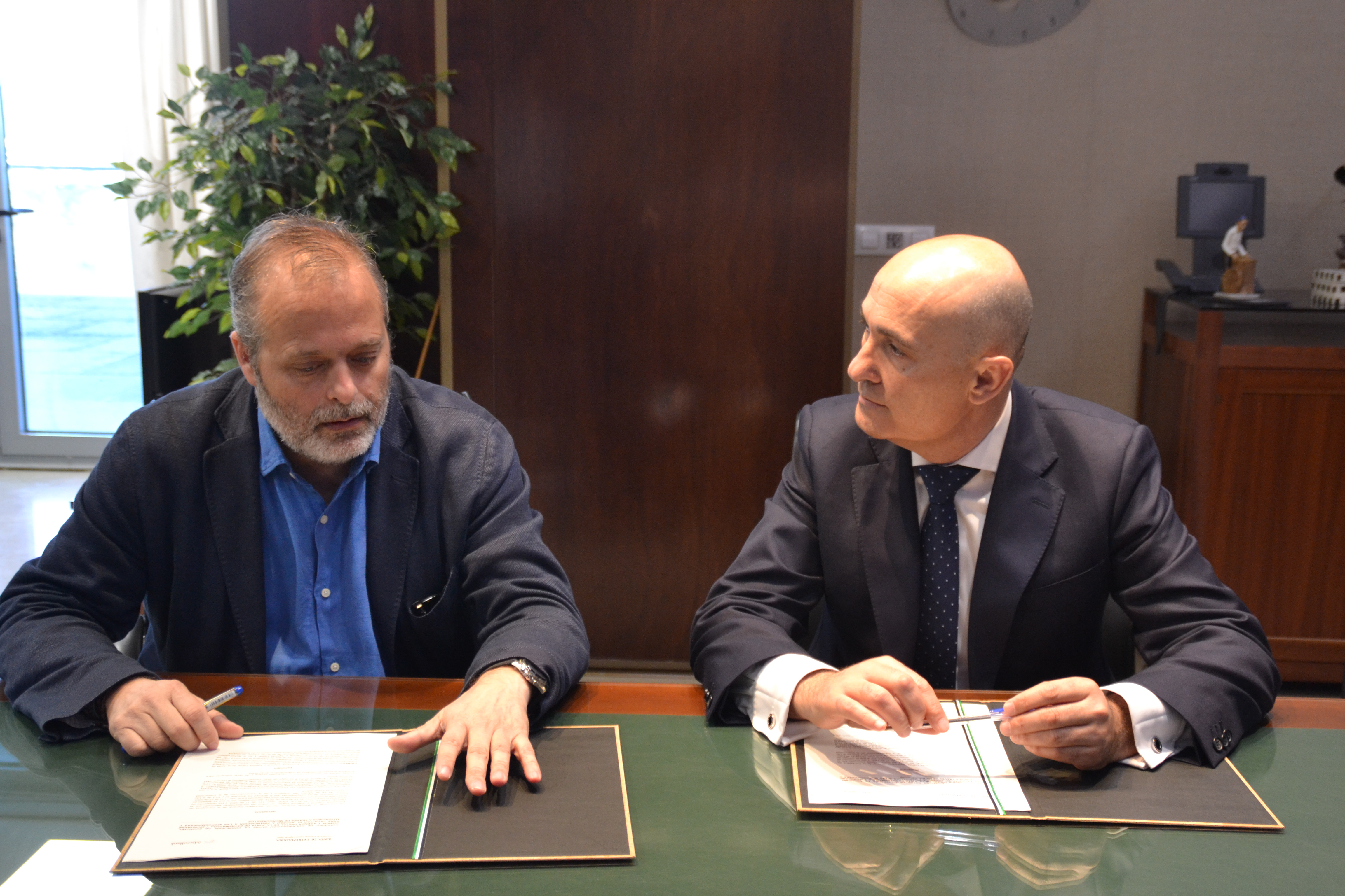 Foto del consejero de Economía, Ciencia y Agenda Digital y el director territorial de CaixaBank en Castilla-La Mancha y Extremadura firmando el acuerdo