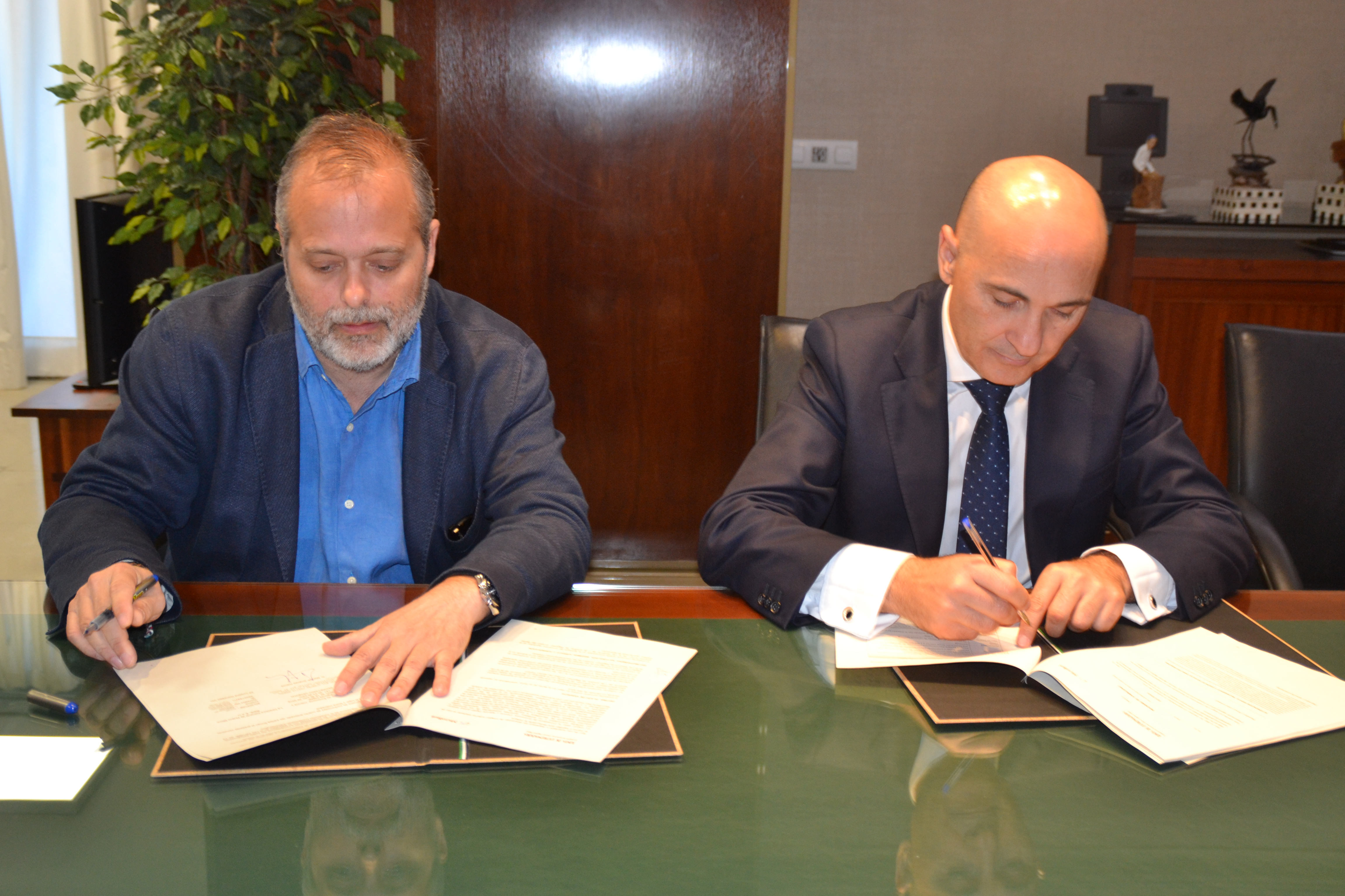 Foto del consejero de Economía, Ciencia y Agenda Digital y el director territorial de CaixaBank en Castilla-La Mancha y Extremadura firmando el acuerdo