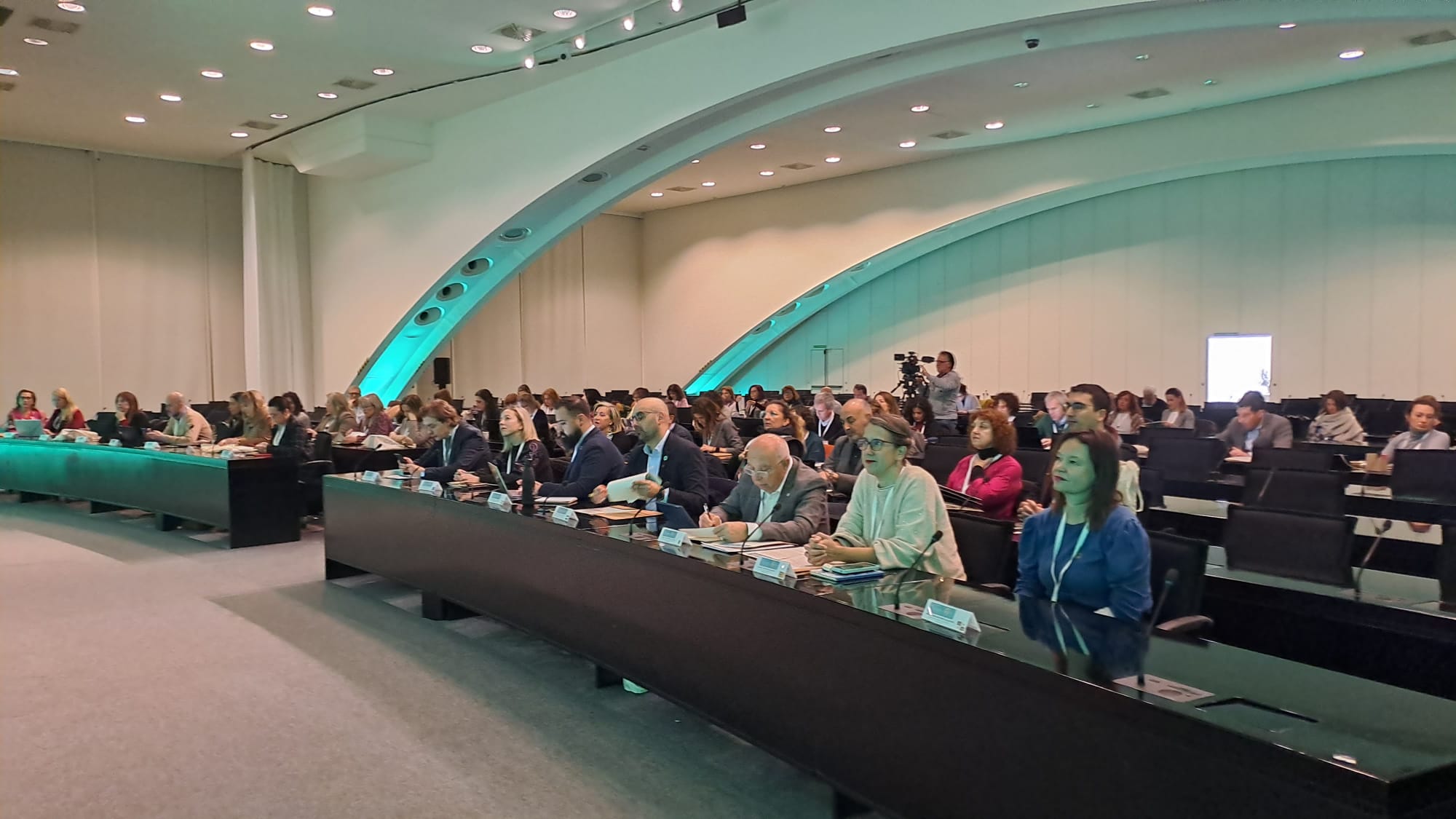 Foto del director de la AEXCID y demás participantes en el encuentro