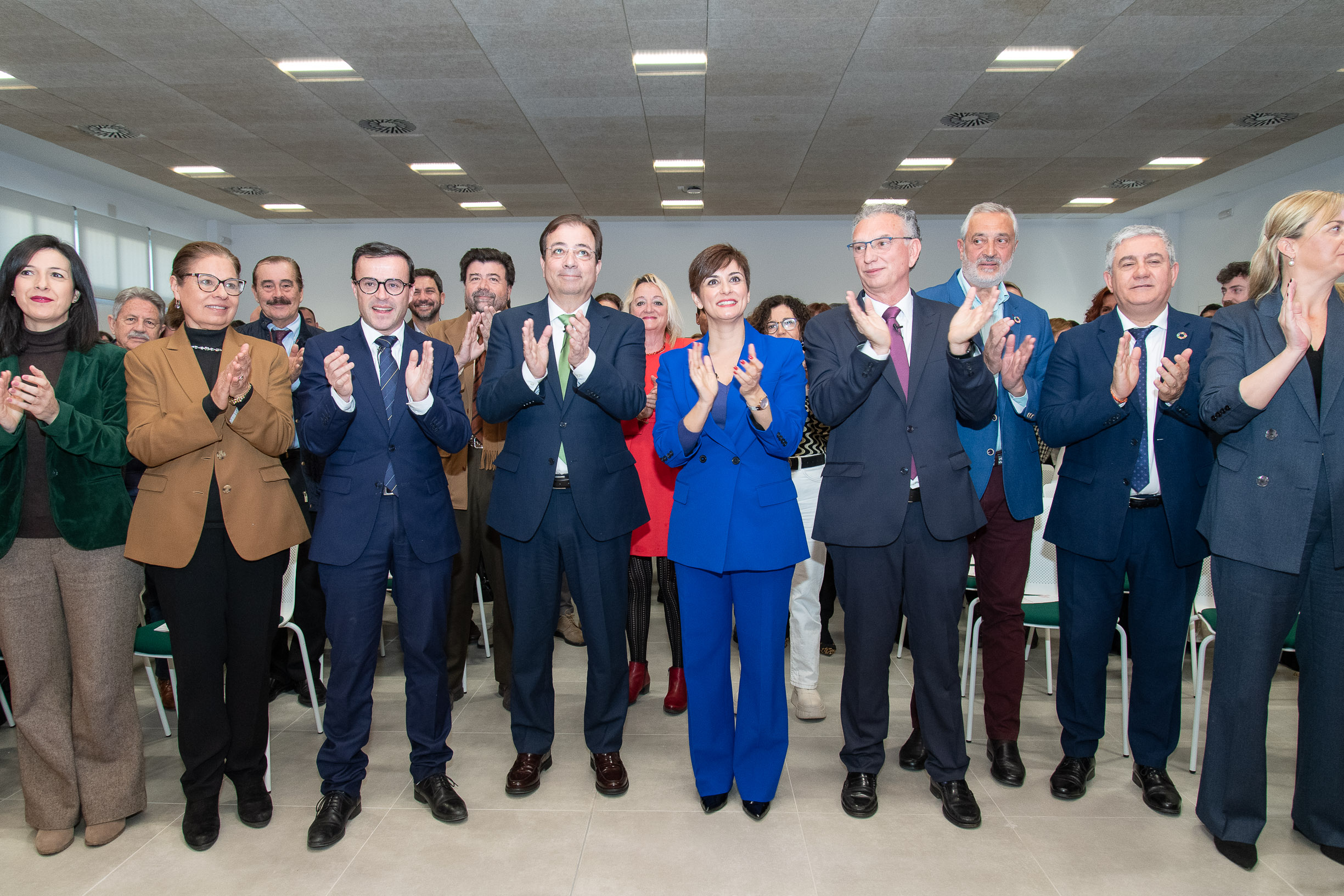 asistentes al acto de la firma del protocolo de fusión entre Don Benito y Villanueva de la Serena