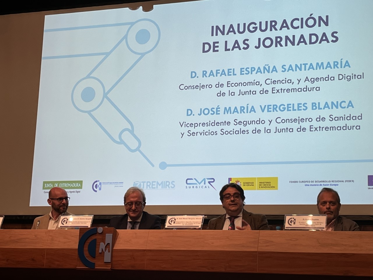 Foto del consejero de Sanidad y del consejero de Economía durante su visita al CCMIJU