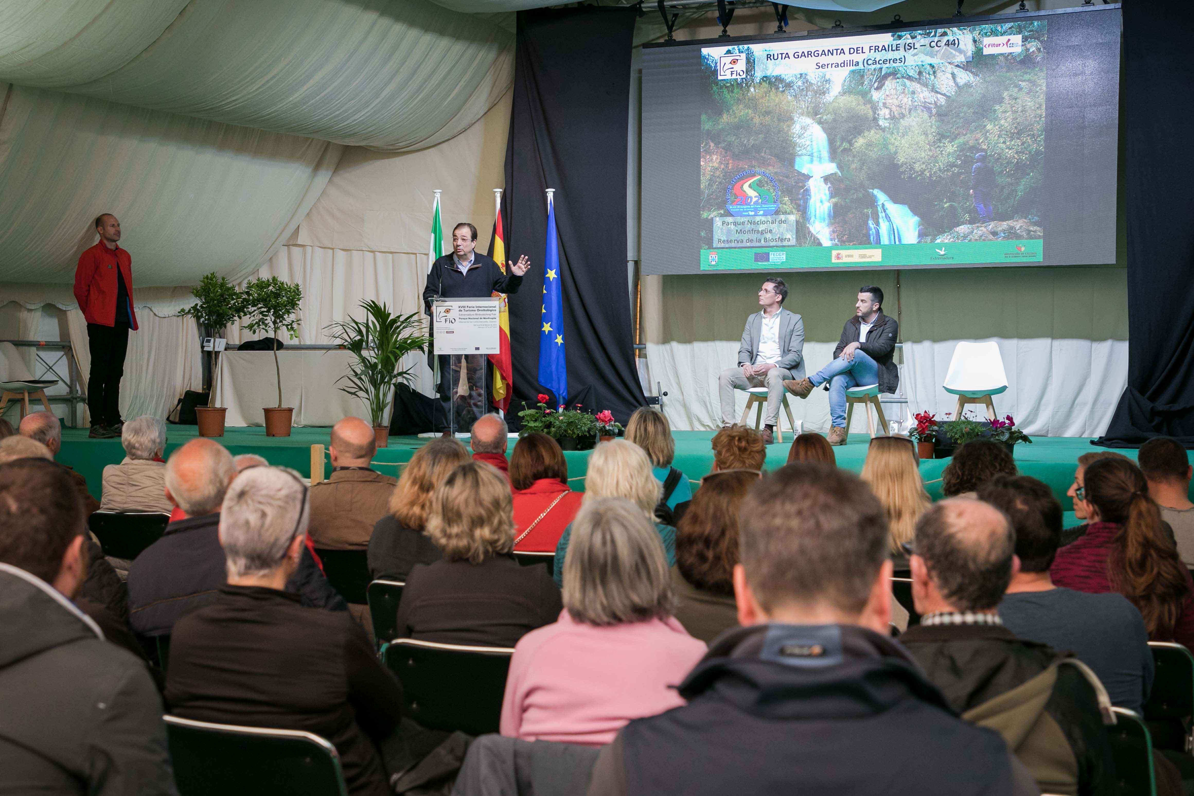 Foto del presidente de la Junta de Extremadura en la feria