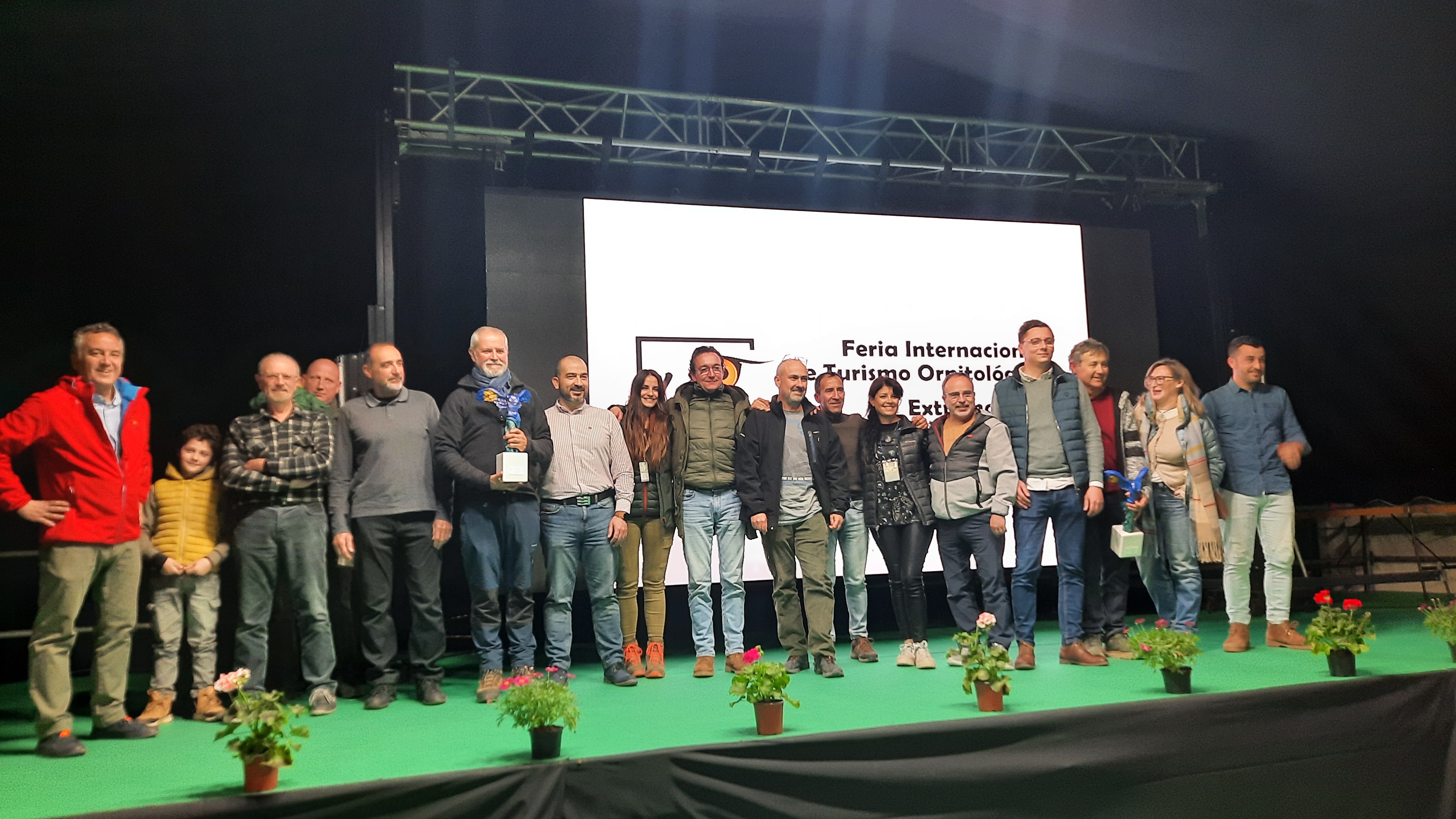 Foto de autoridades y premiado en la feria