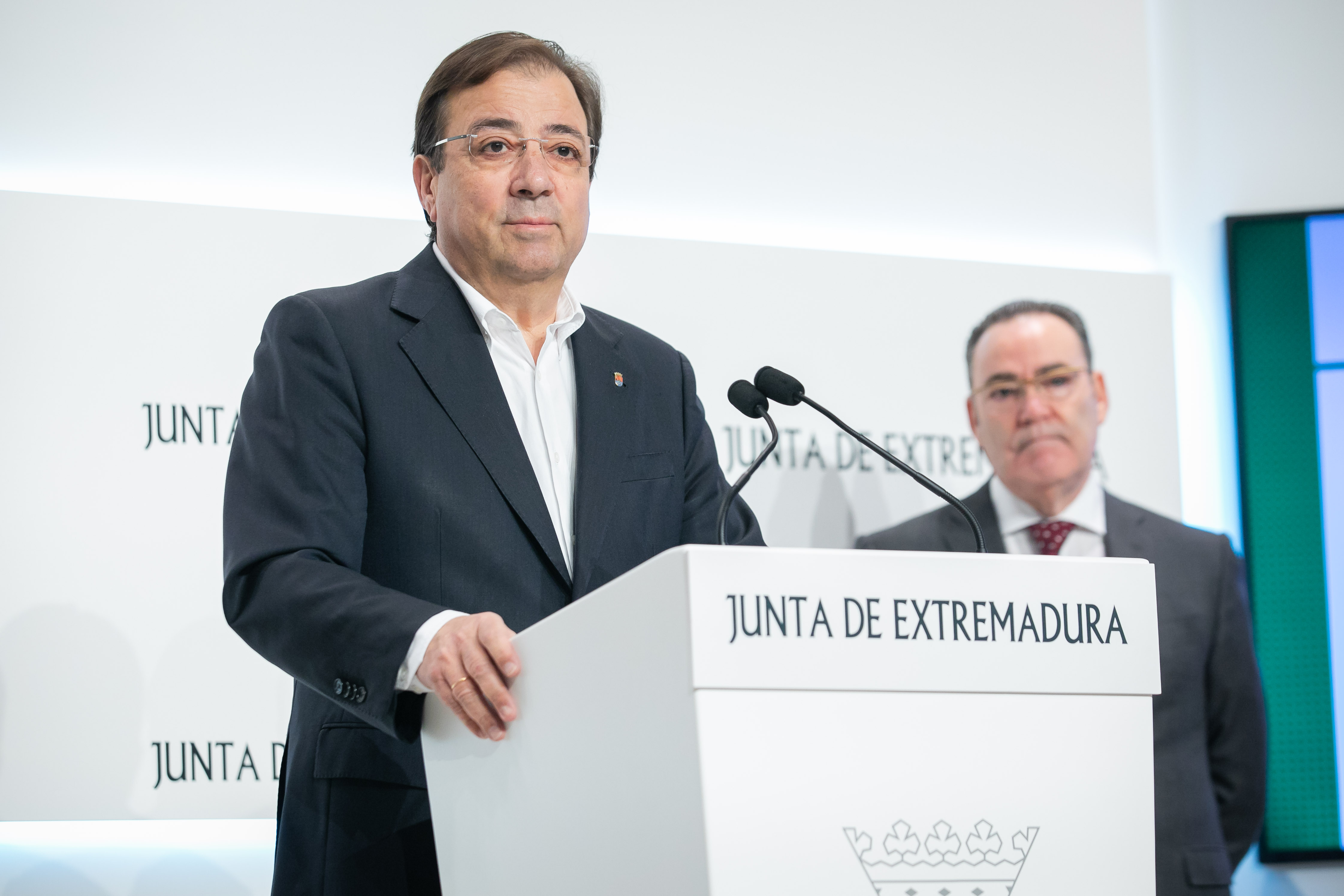 Presidente Fernández Vara en la firma del protocolo de Casa Misericordia