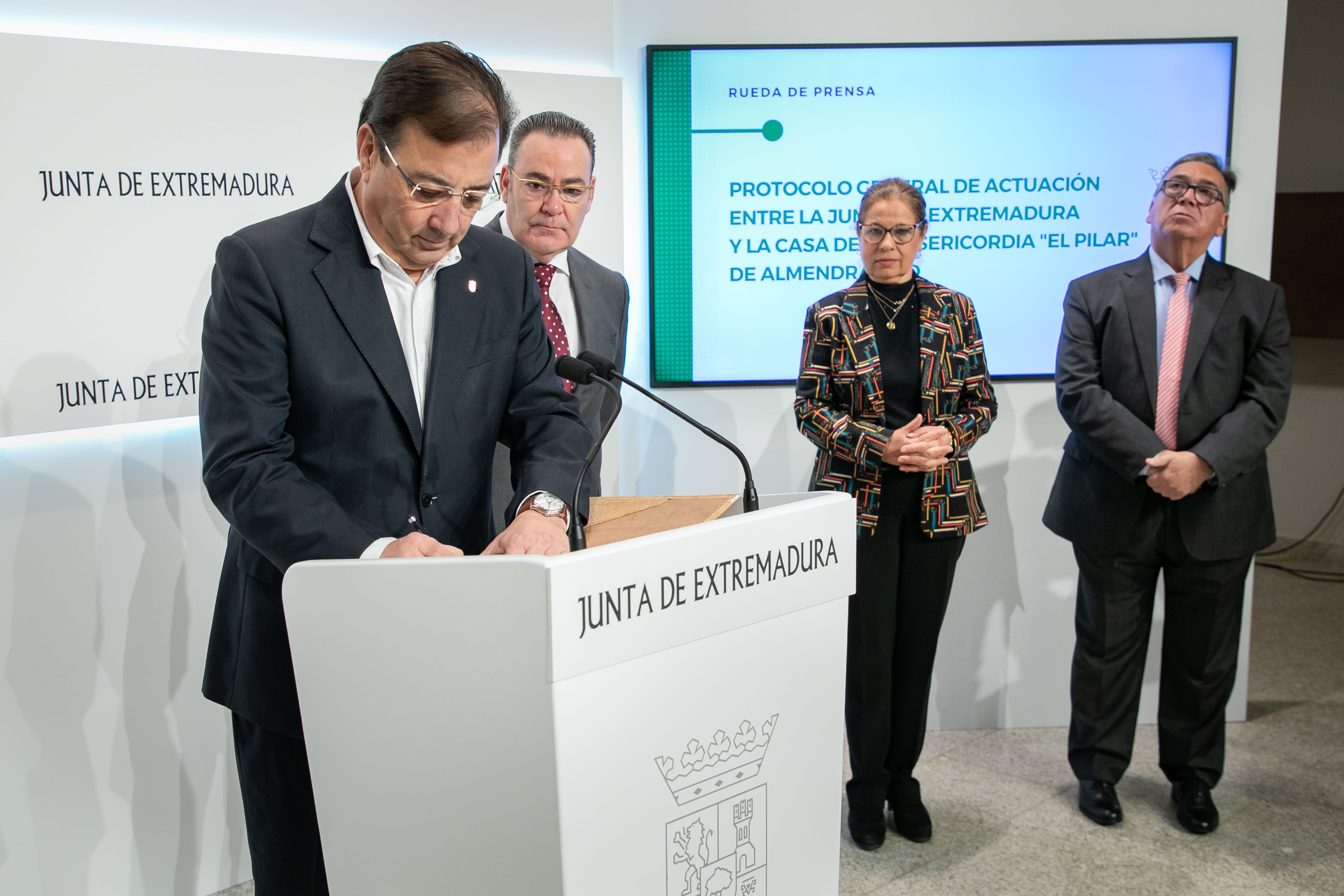 Guillermo Fernández Vara firma el protocolo