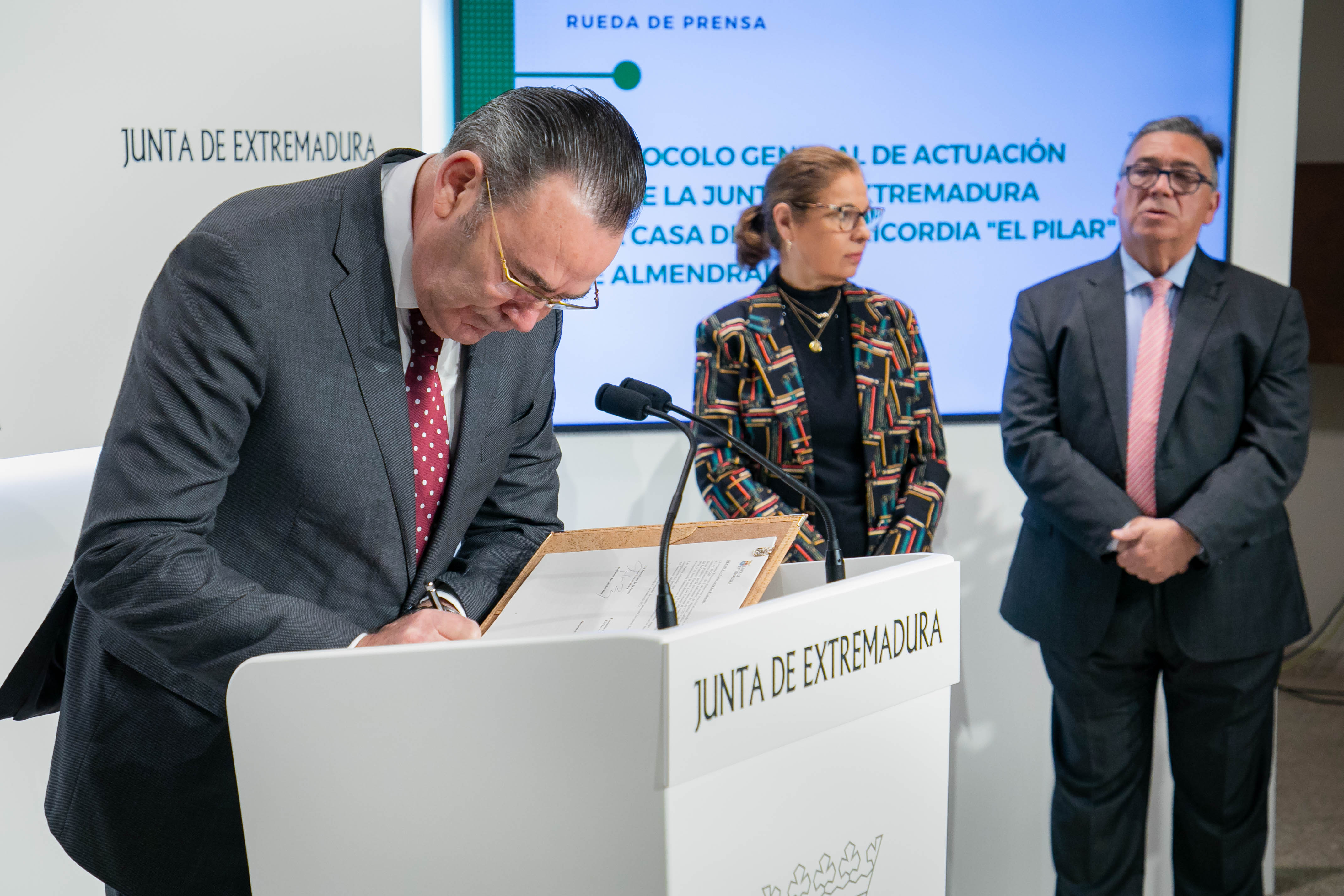 Representante de Caja Almendralejo firma el protocolo
