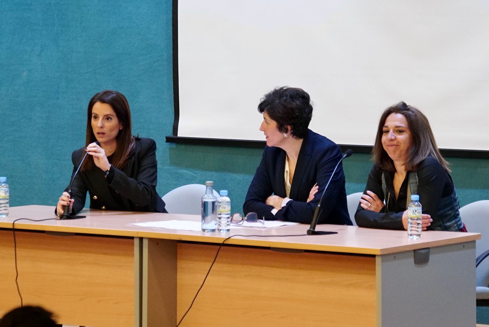 Foto de la consejera de Cultura, Turismo y Deportes y otras autoridades durante la jornada informativa