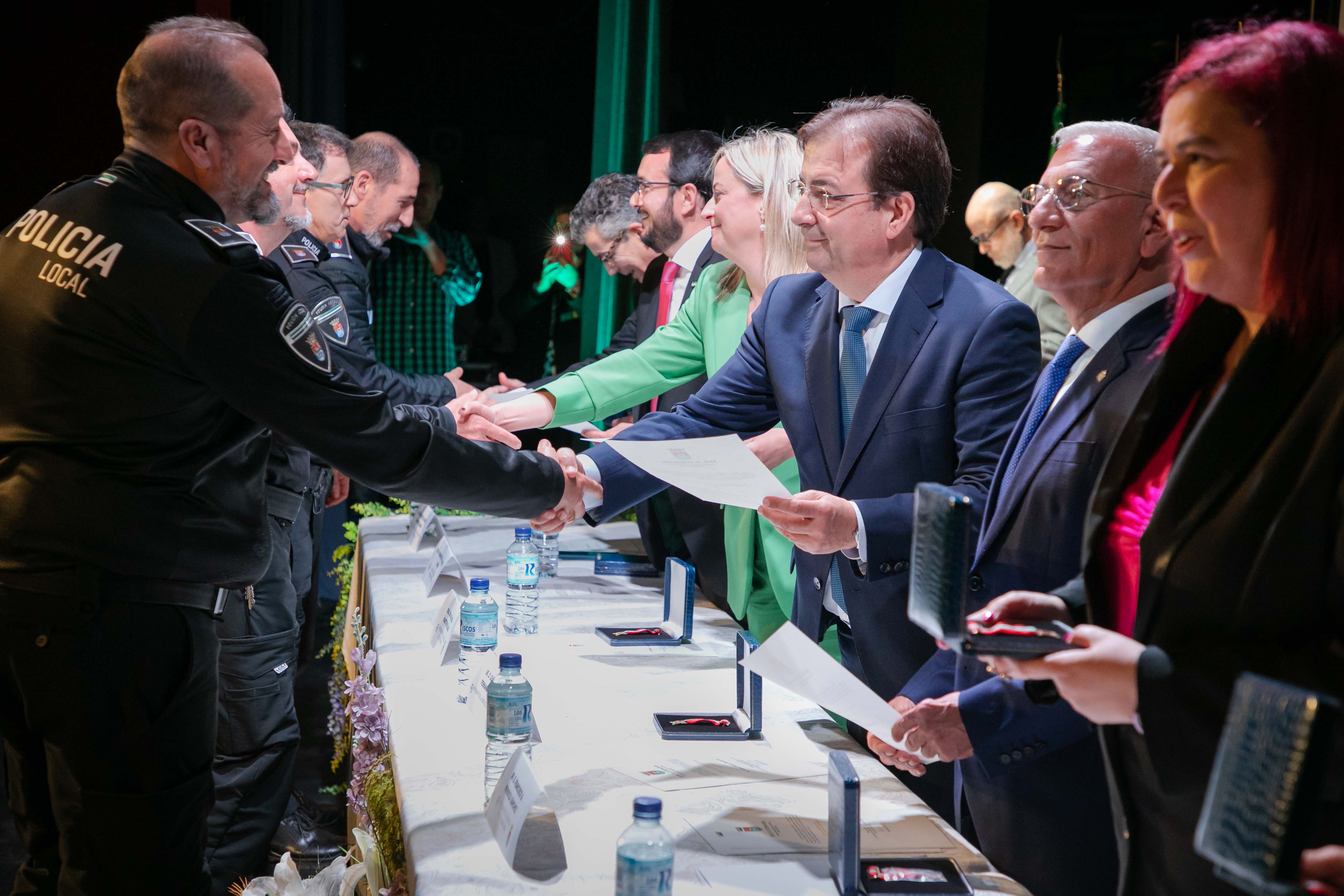 Fernández Vara entrega medalla