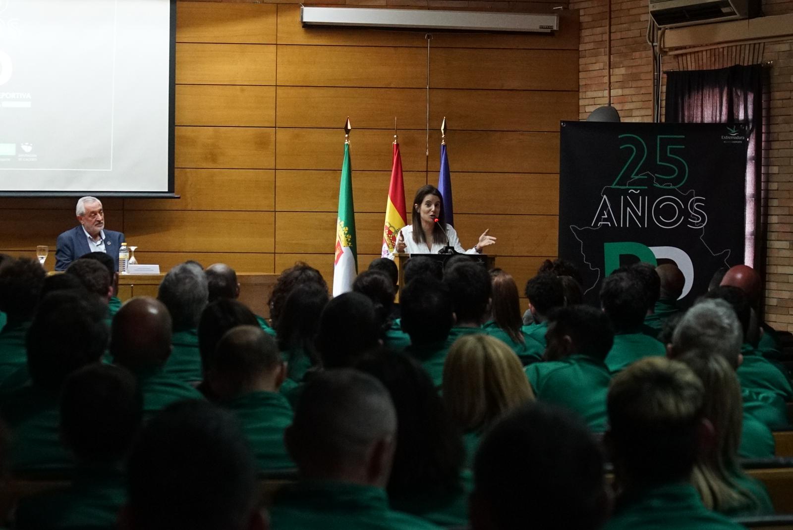 Foto de la consejera de Cultura, Turismo y Deportes en el acto del 25 aniversario