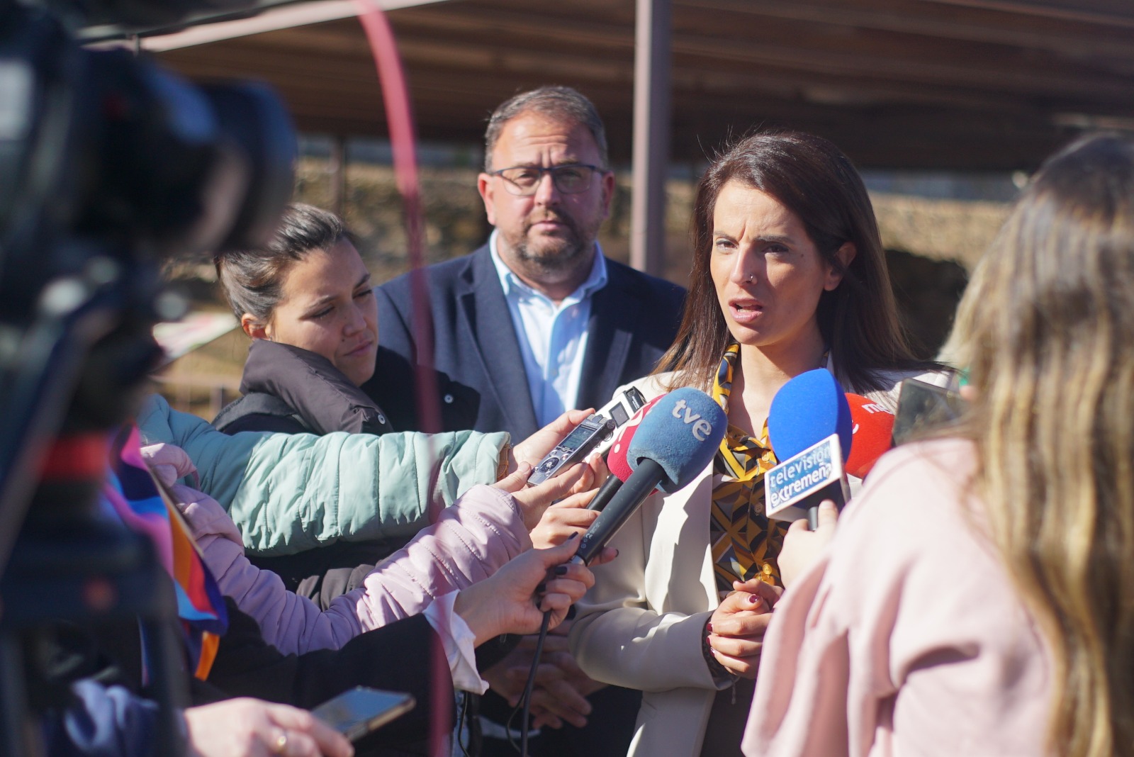 Foto de la consejera de Cultura, Turismo y Deportes atendiendo a los medios de comunicación