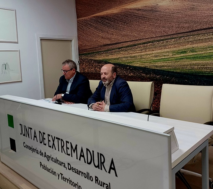 Foto del director general de la PAC y del director general del CTAEX durante la rueda de prensa