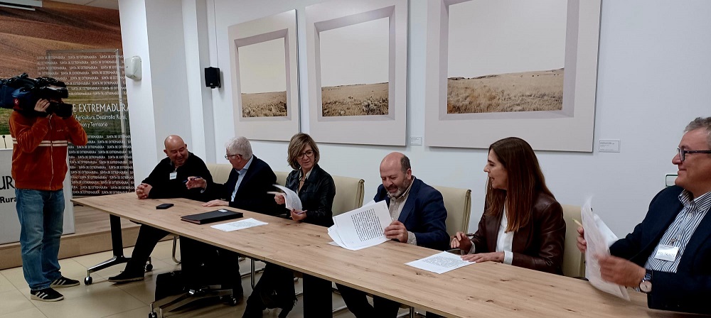 Foto del director general de la PAC y otras autoridades durante la firma del protocolo