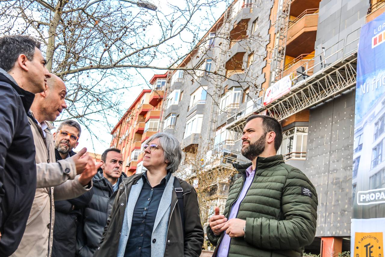 consejera movilidad visita viviendas en cáceres que acometen rehabilitación energética 4