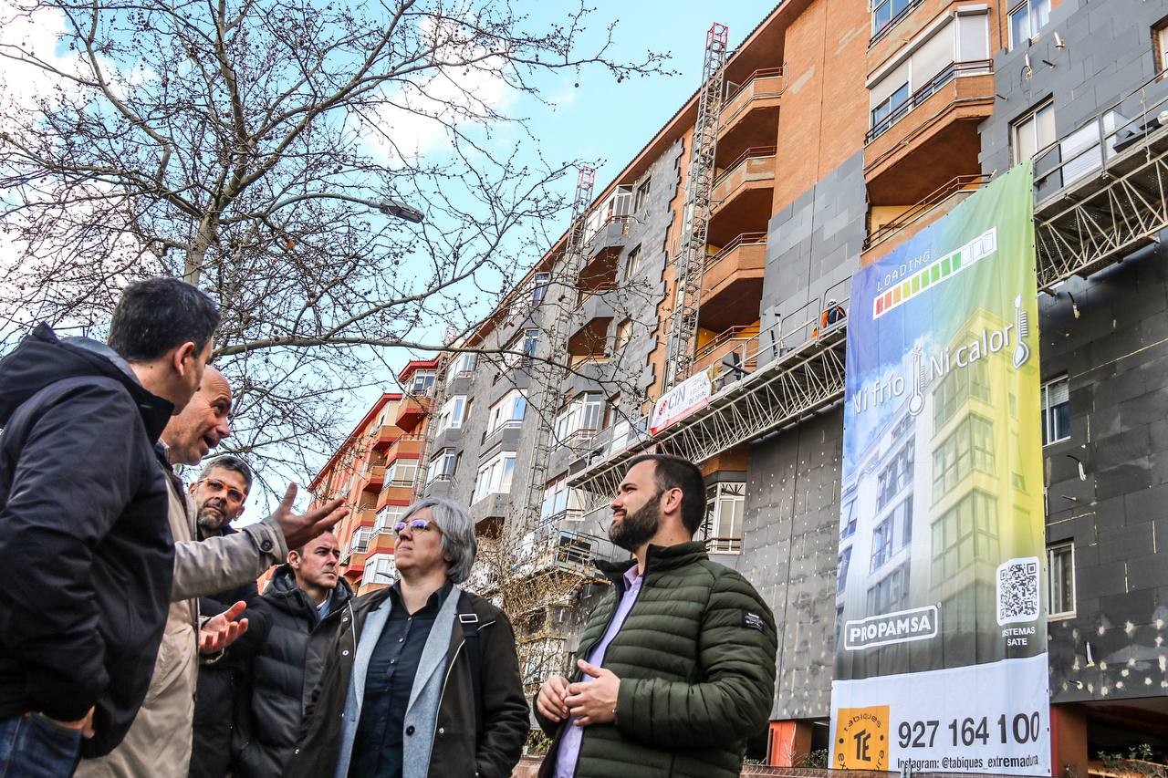 consejera movilidad visita viviendas en cáceres que acometen rehabilitación energética 2